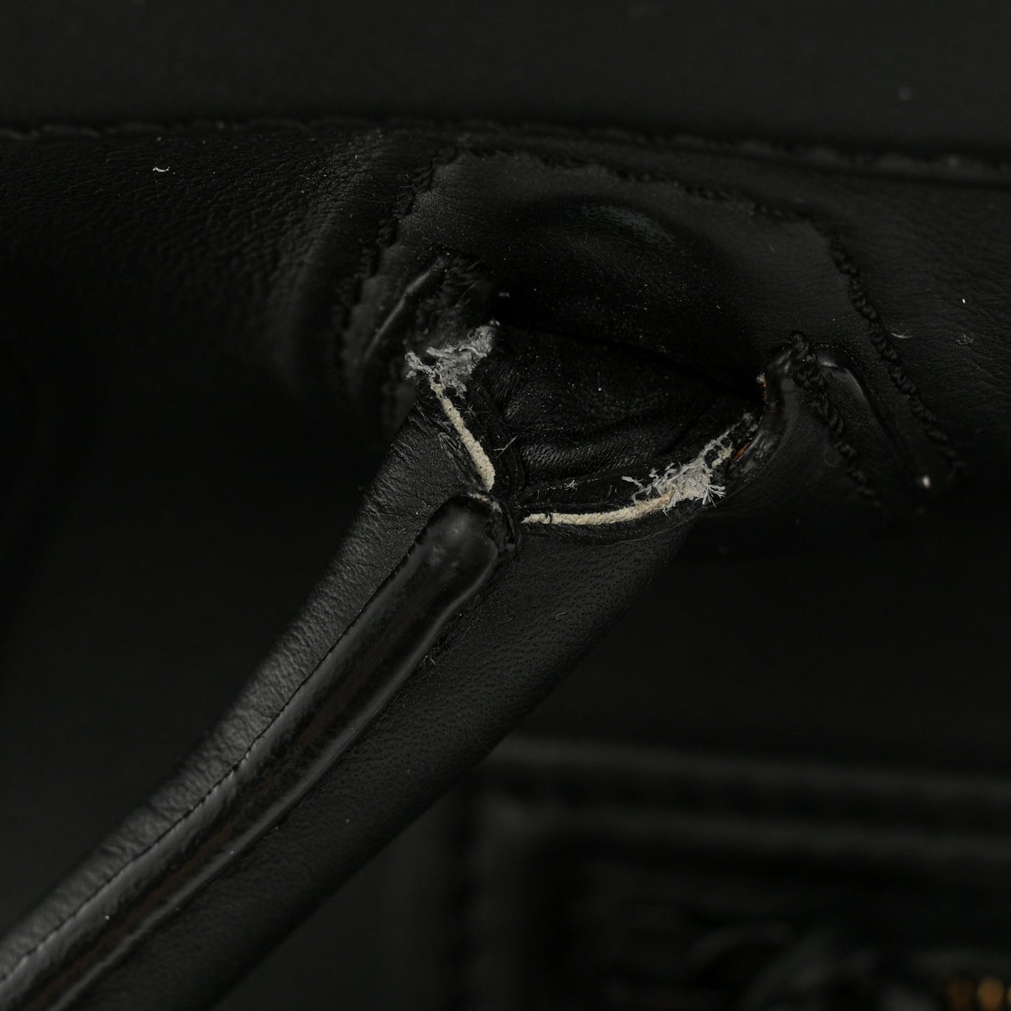 Grained Calfskin Medium Phantom Luggage Black