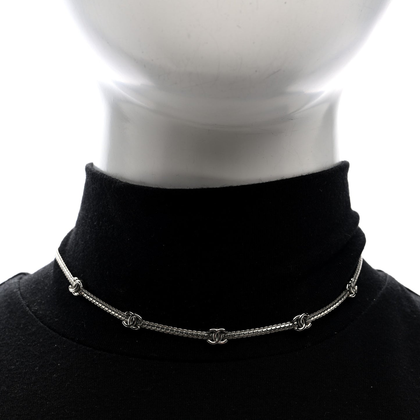 Metal CC Short Chain Necklace Silver