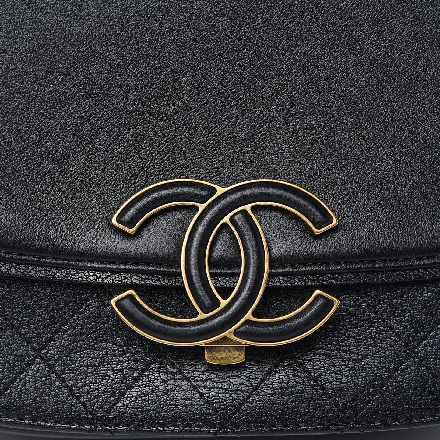 Shiny Calfskin Goatskin Quilted Medium Coco Curve Messenger Flap Black