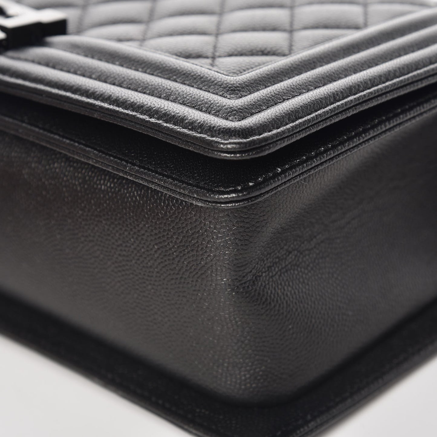 Caviar Quilted Medium Boy Flap So Black