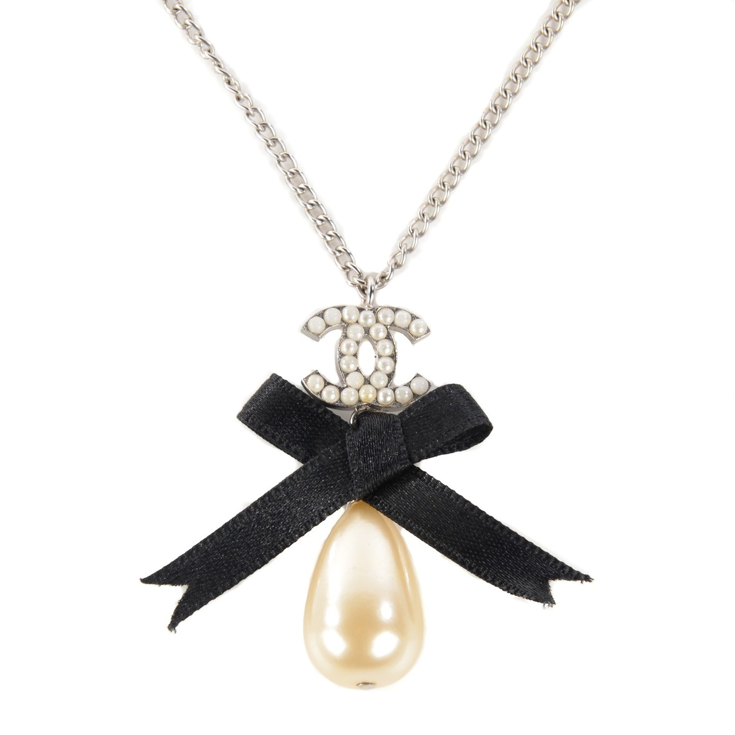 Pearl Ribbon CC Bow Necklace Black