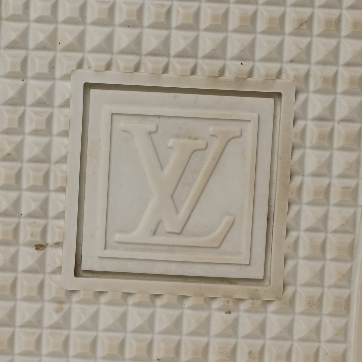 Louis Vuitton Calfskin Monogram Embossed Front Row Sneakers 40 White 7 of 10