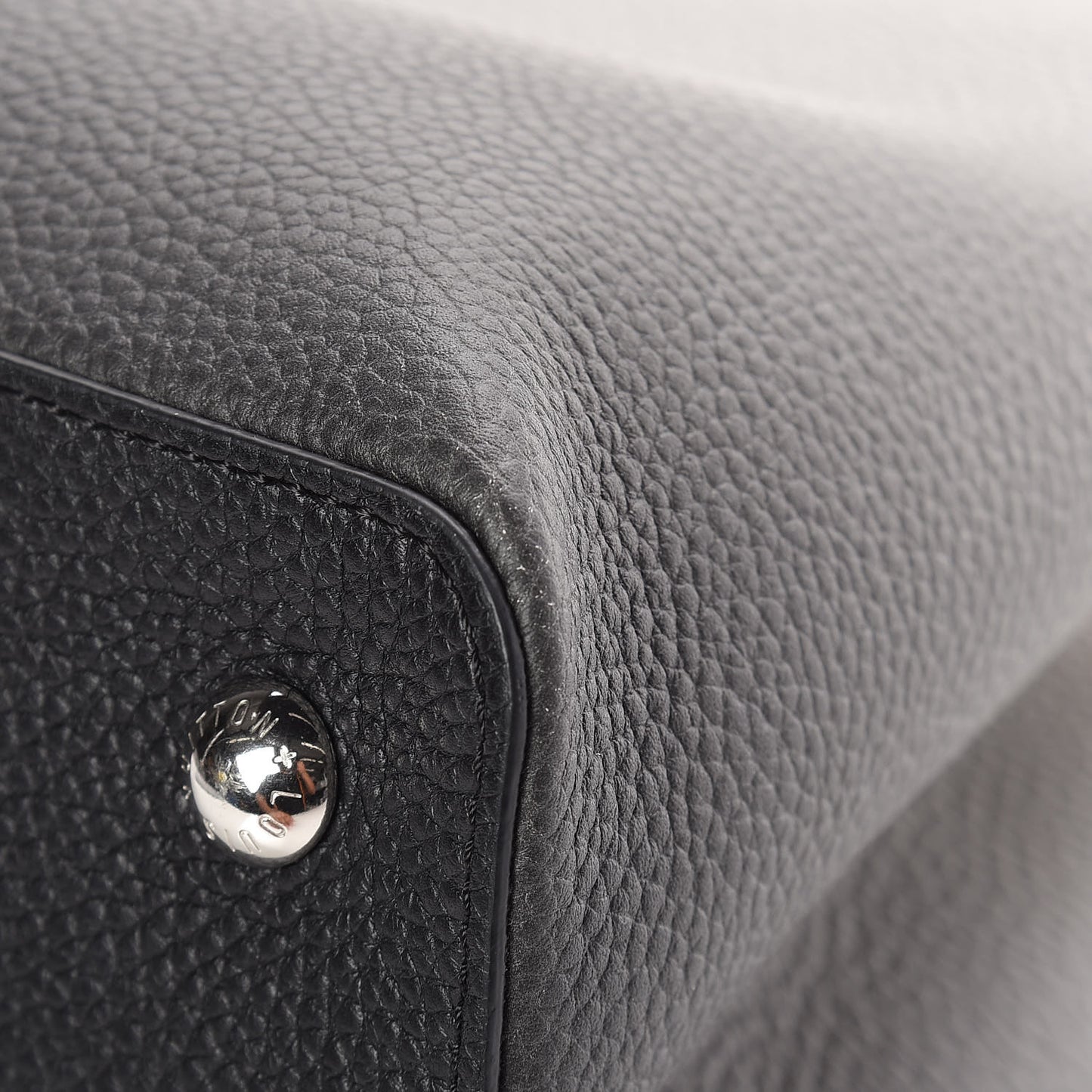 Taurillon Capucines MM Cloudy Black