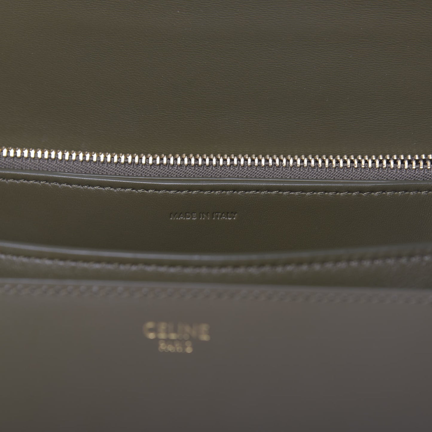 Box Calfskin Classic Box Medium Flap Bag Army Green