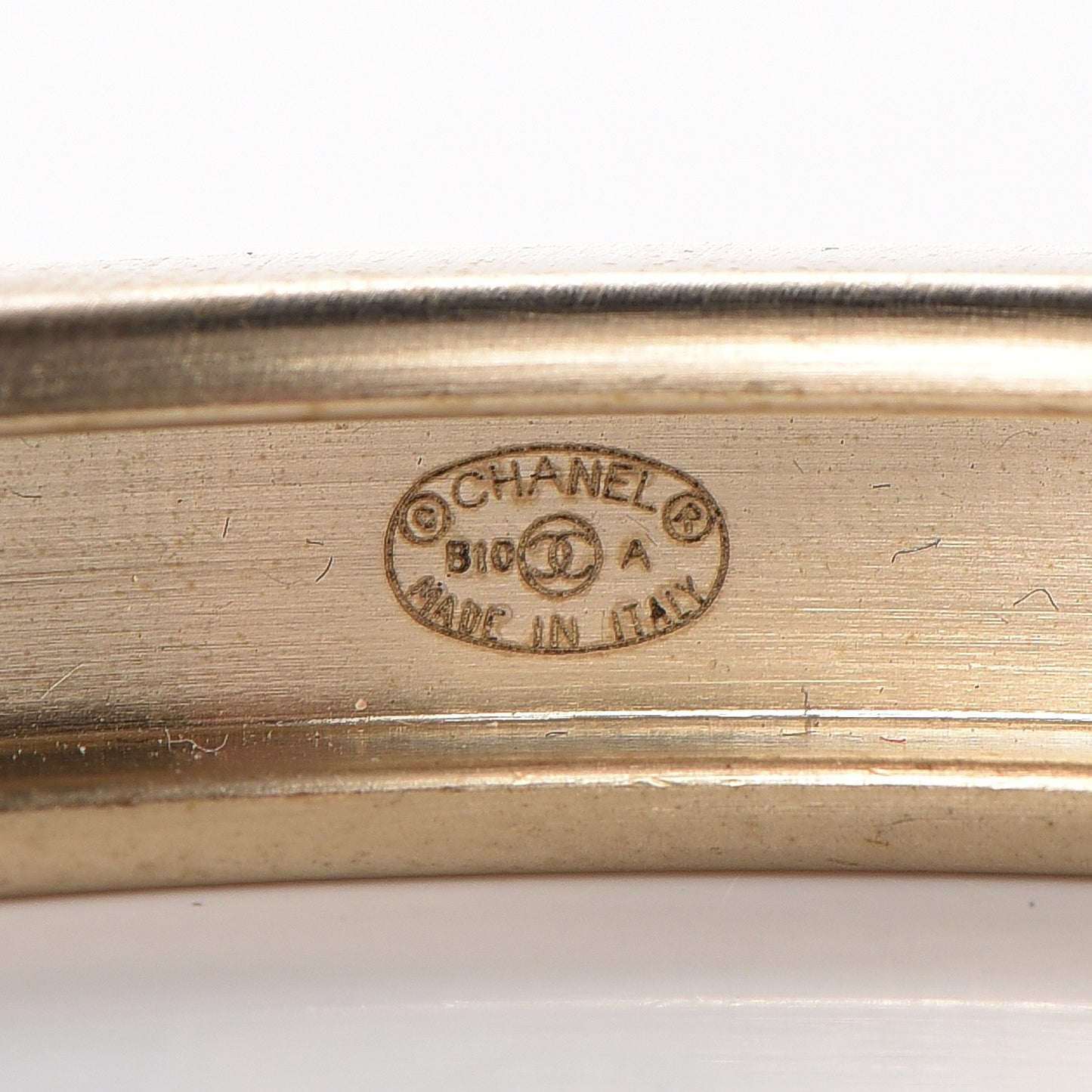 Metal CC Bangle Gold