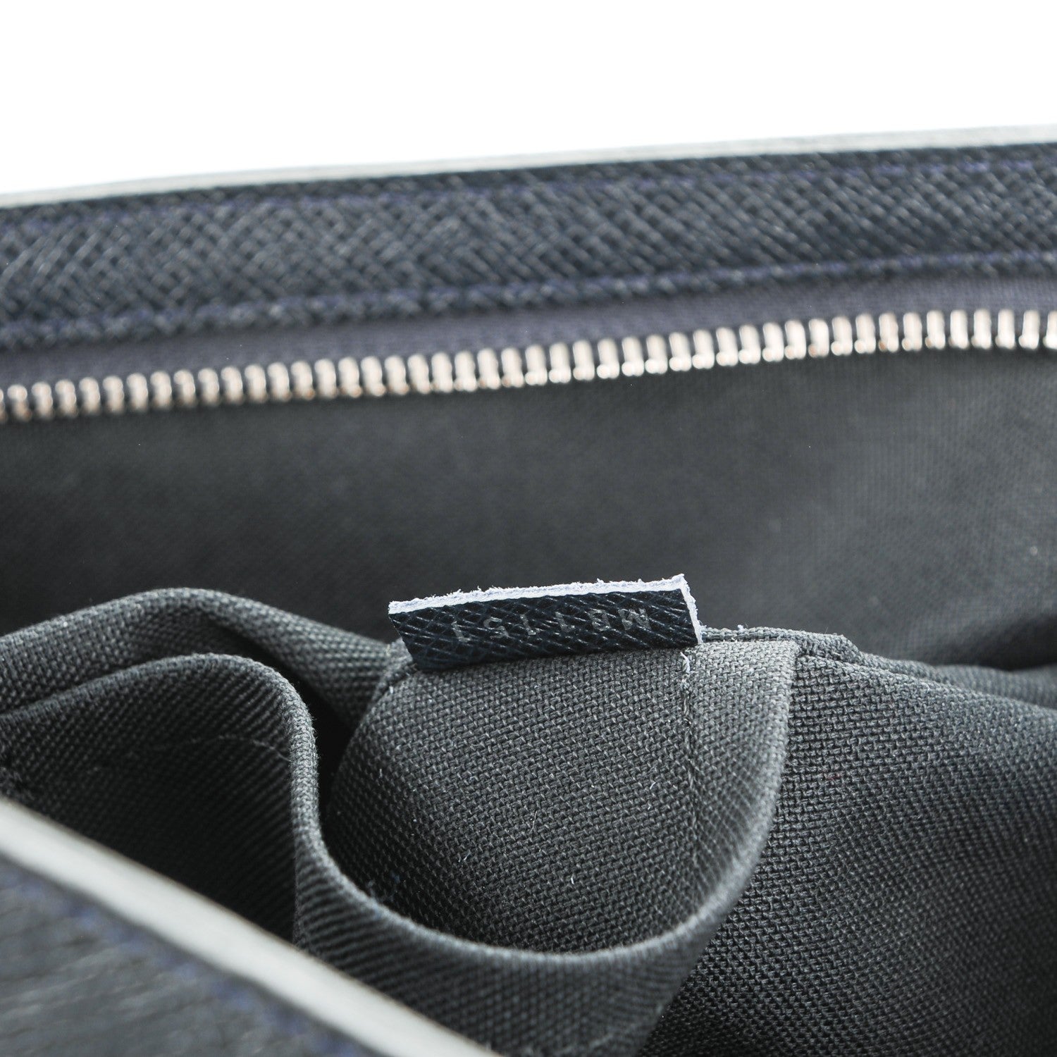 Louis Vuitton Taiga Sasha Boreal 7 of 7