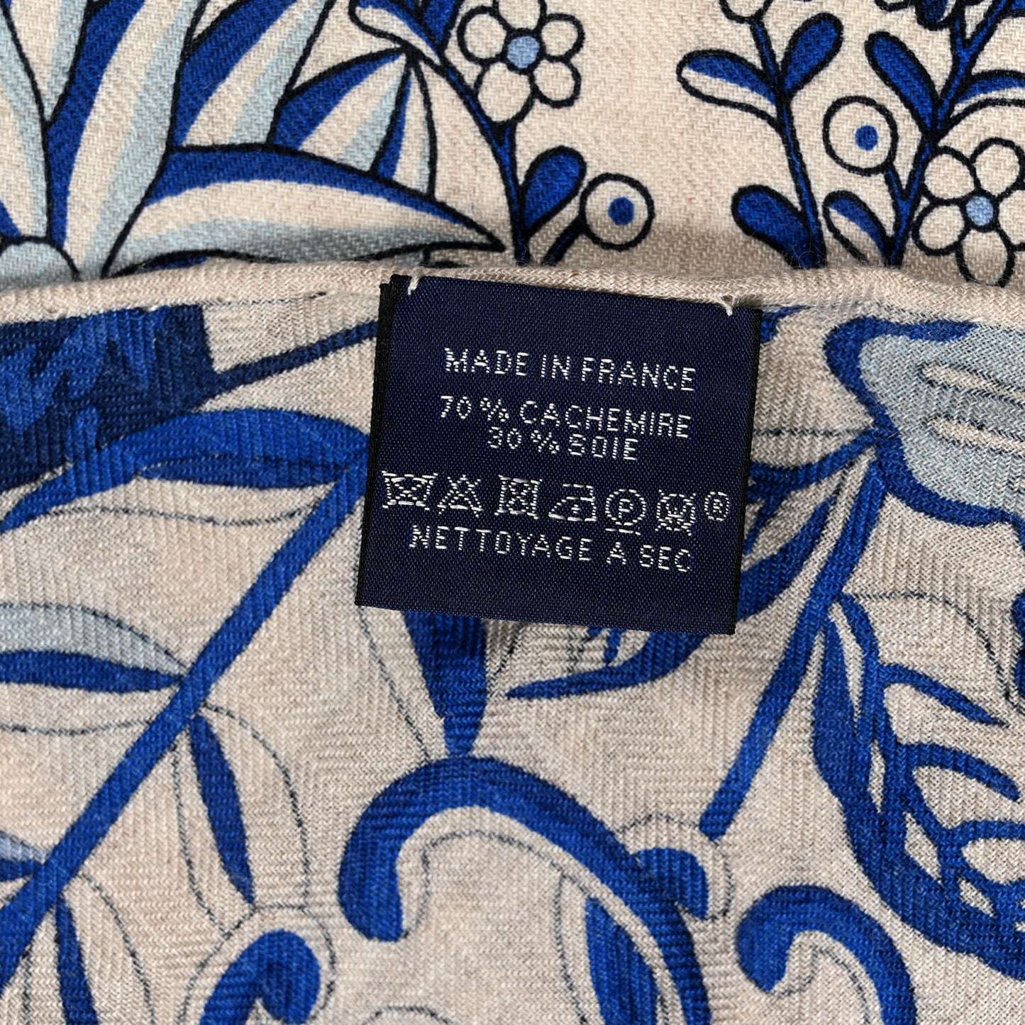 Cashmere Silk Fleurs et Papillons De Tissus Giant Triangle Scarf Naturel