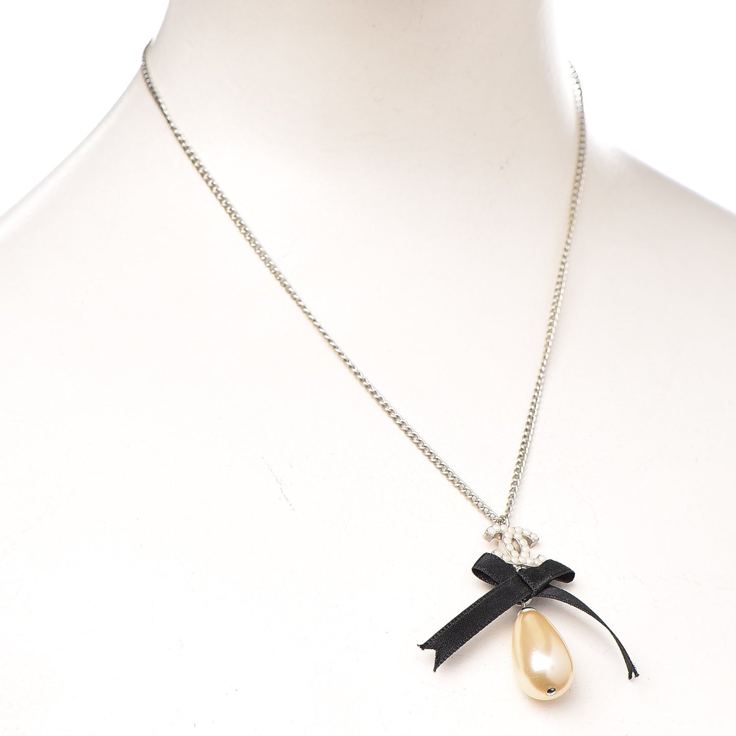 Pearl Ribbon CC Bow Necklace Black