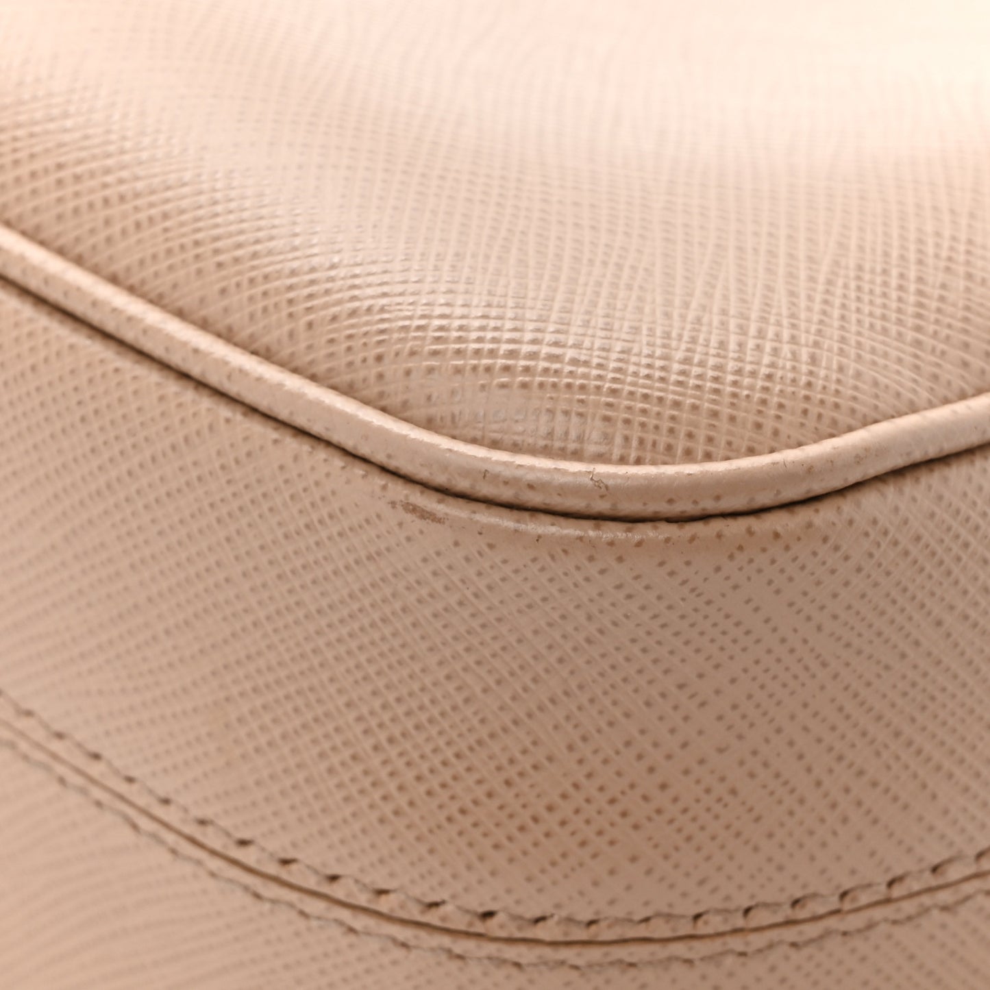 Saffiano Lux Re-Edition 2005 Shoulder Bag Cammeo
