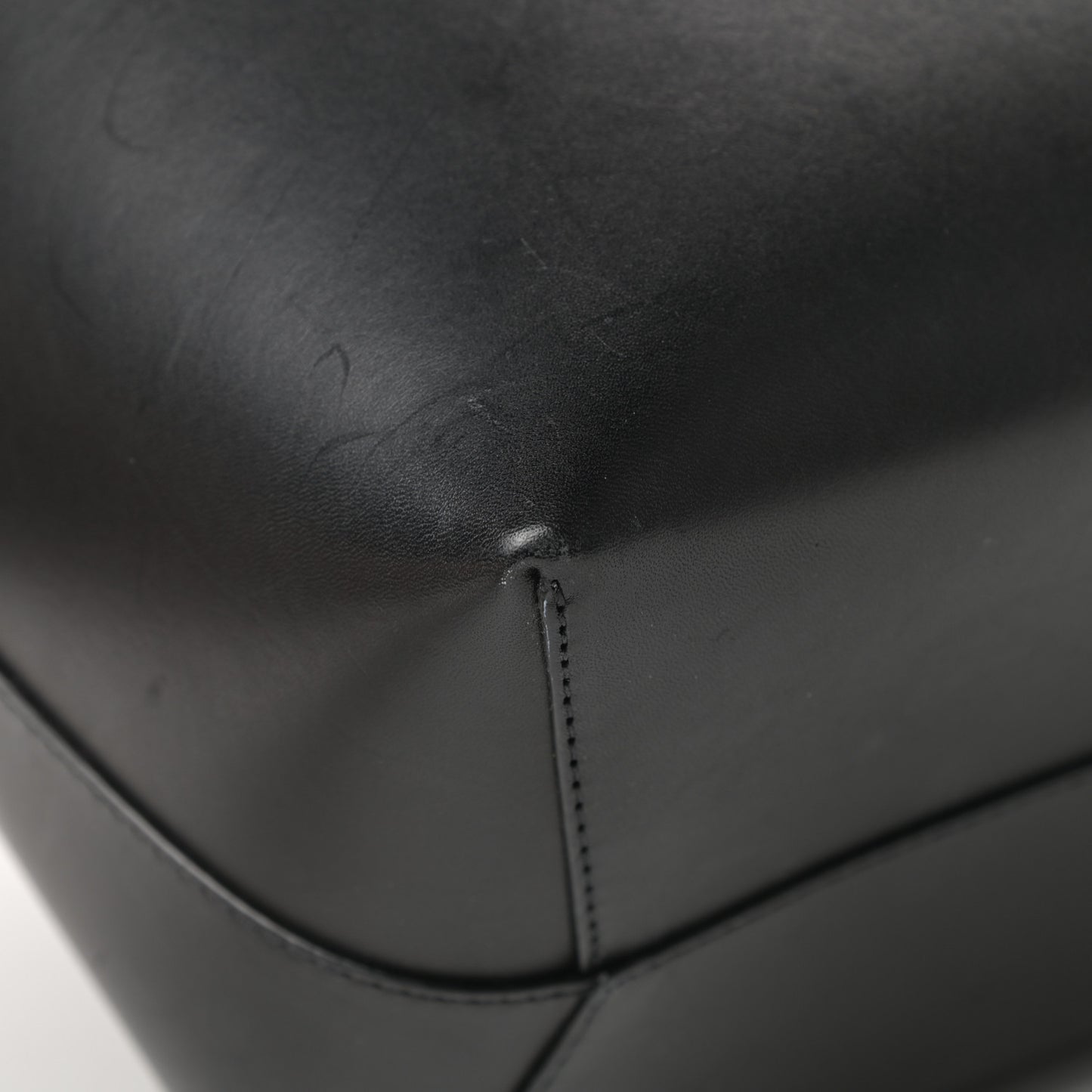 Vegetable Tanned Calfskin Bucket Bag Black Flamma