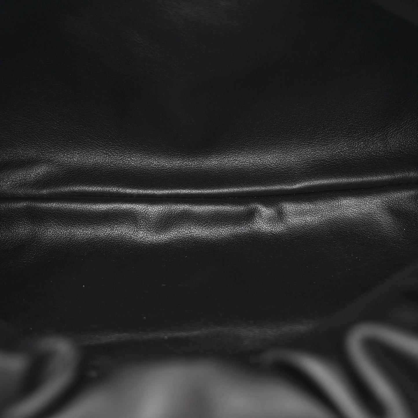 Calfskin The Pouch Chain Black