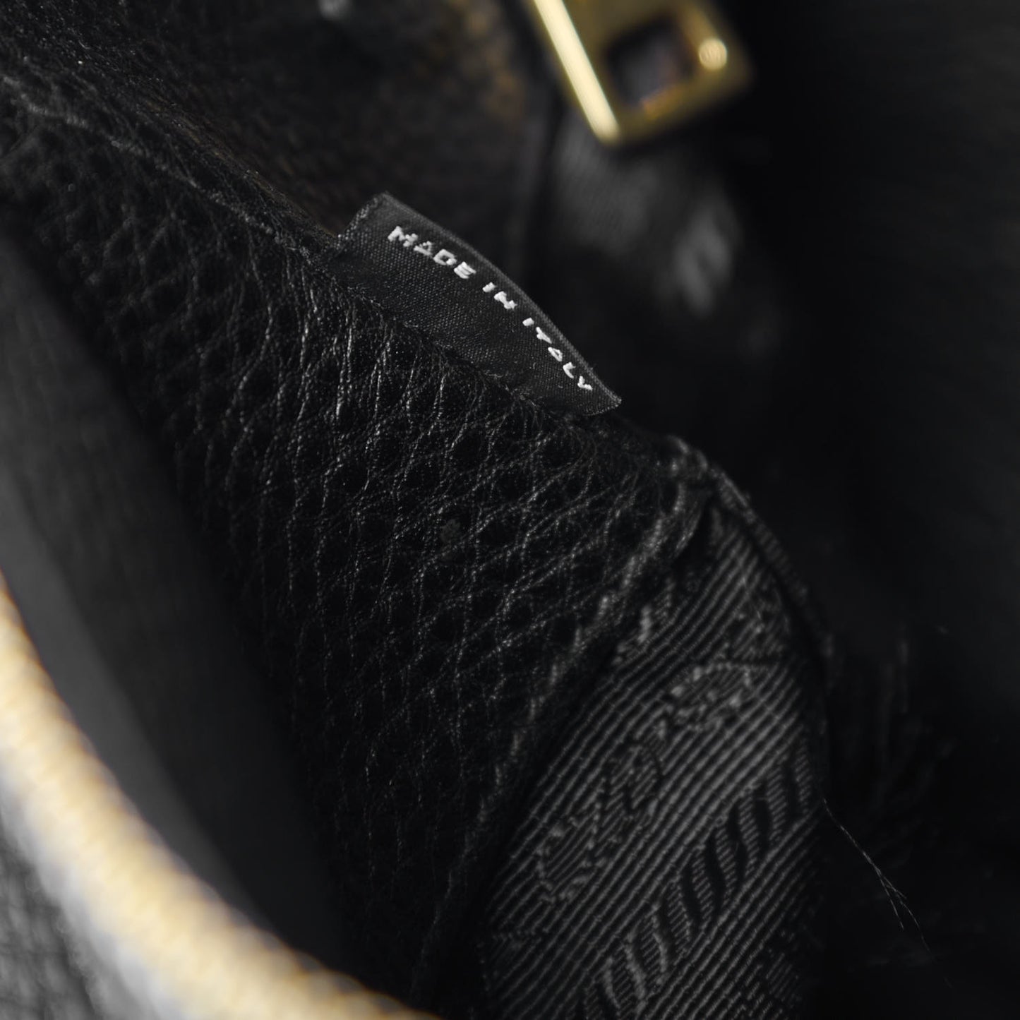 Vitello Daino Hobo Black