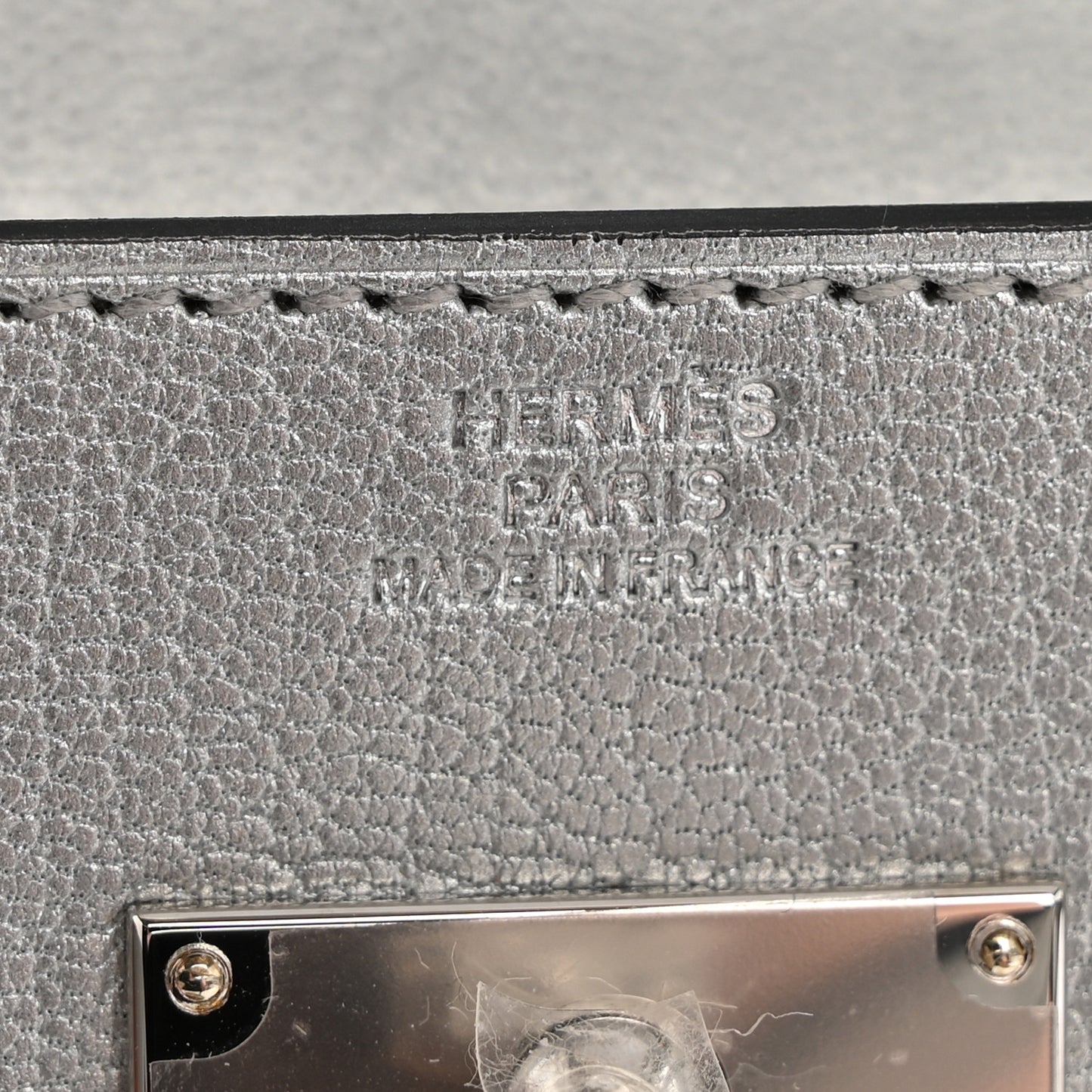 Metallic Chevre Chamkilight Kelly Wallet To Go Argent