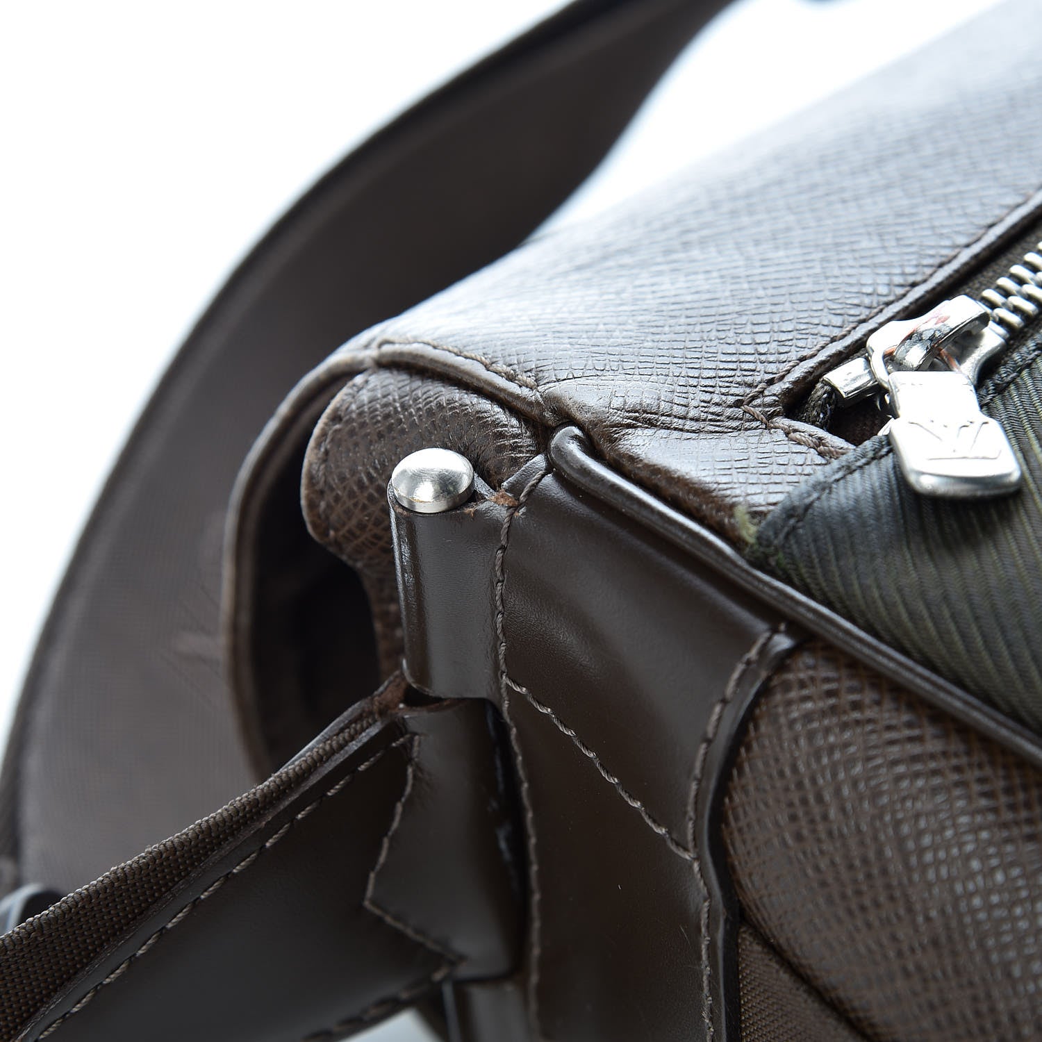 Louis Vuitton Taiga Viktor Messenger Bag Grizzli 18 of 18