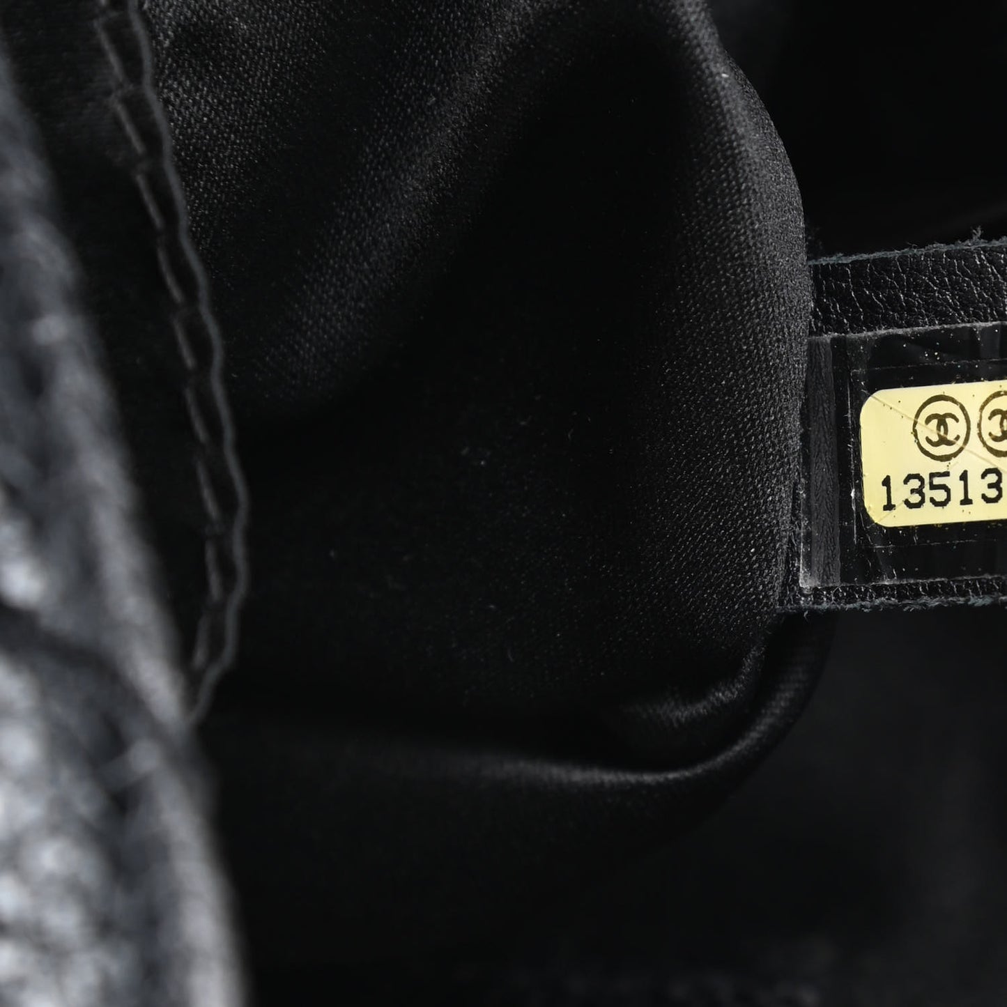 Glazed Calfskin Stitched On The Road Flap Black
