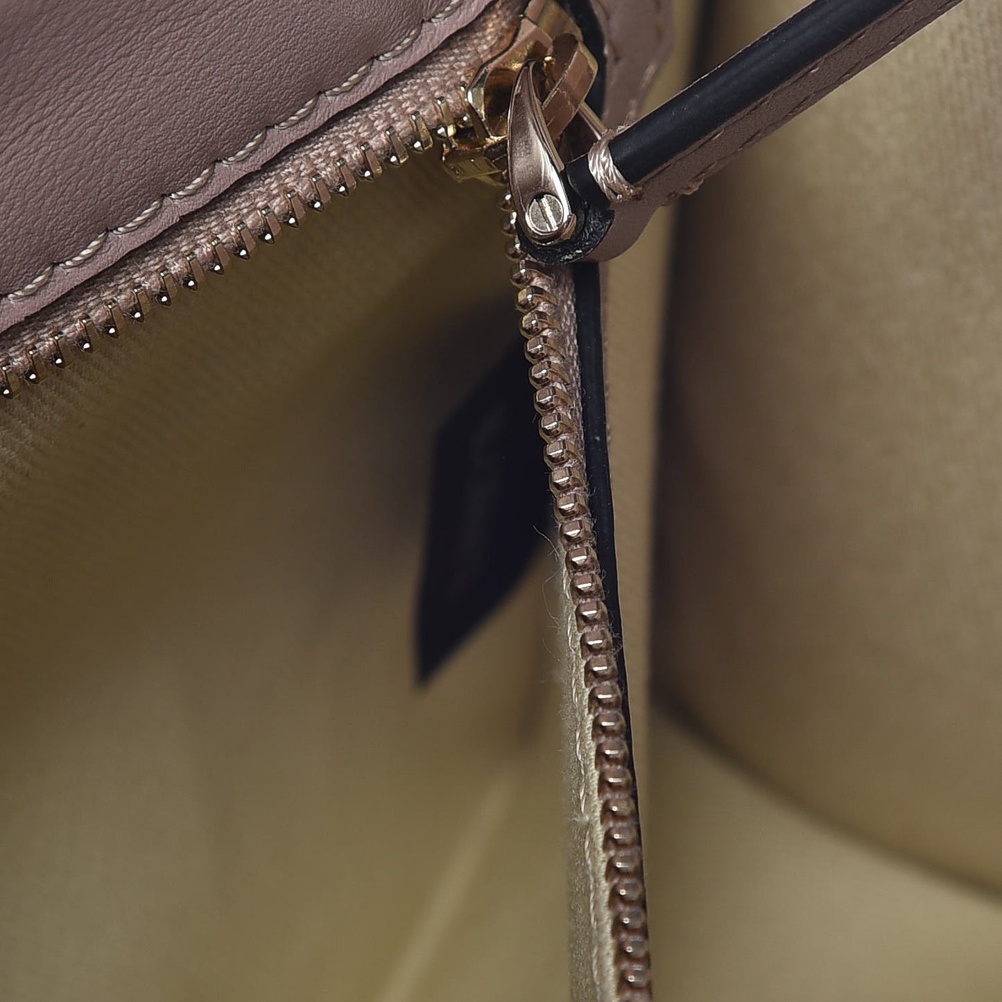 Vitello Medium Glam Lock Rockstud Flap Poudre