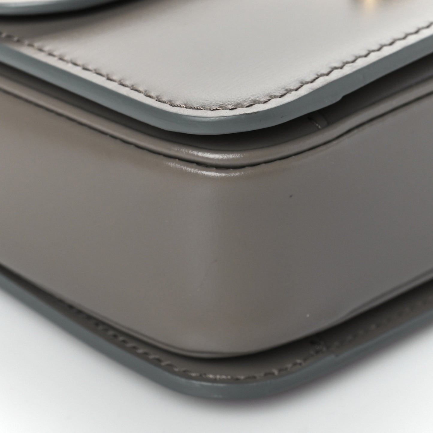 Shiny Calfskin Teen Triomphe Pebble