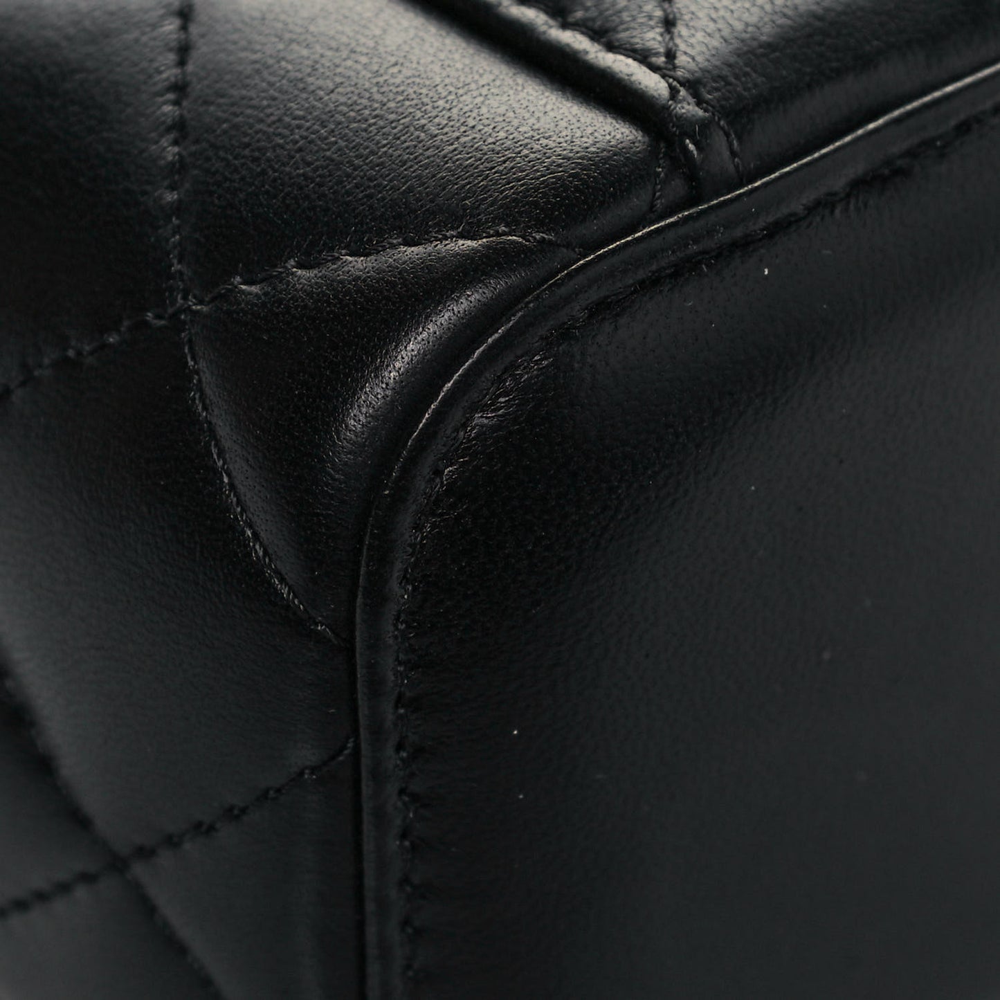 Lambskin Quilted Mini Pearl Crush Vanity Case With Chain Black