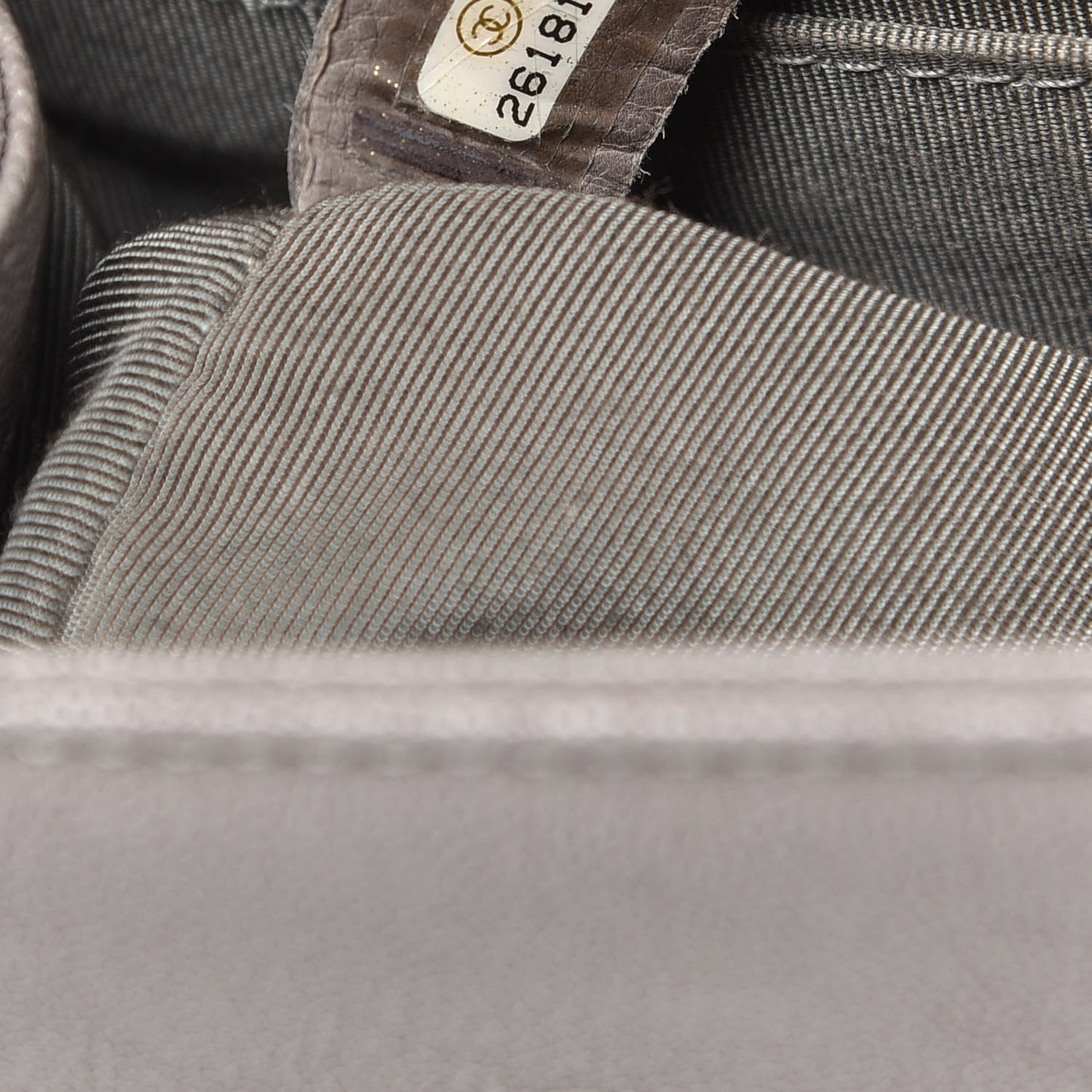 Caviar Quilted Medium Boy Flap Light Grey