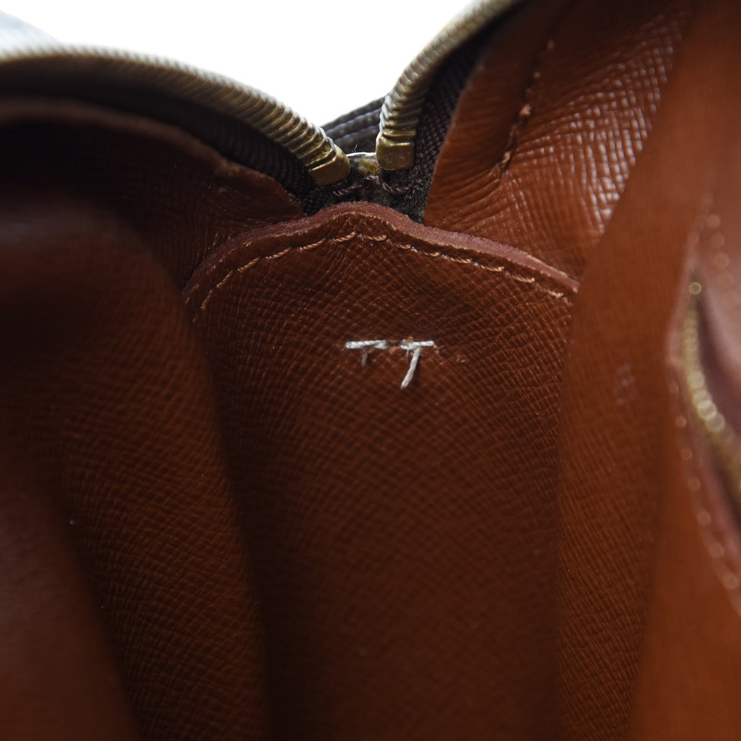 Monogram Nil 28