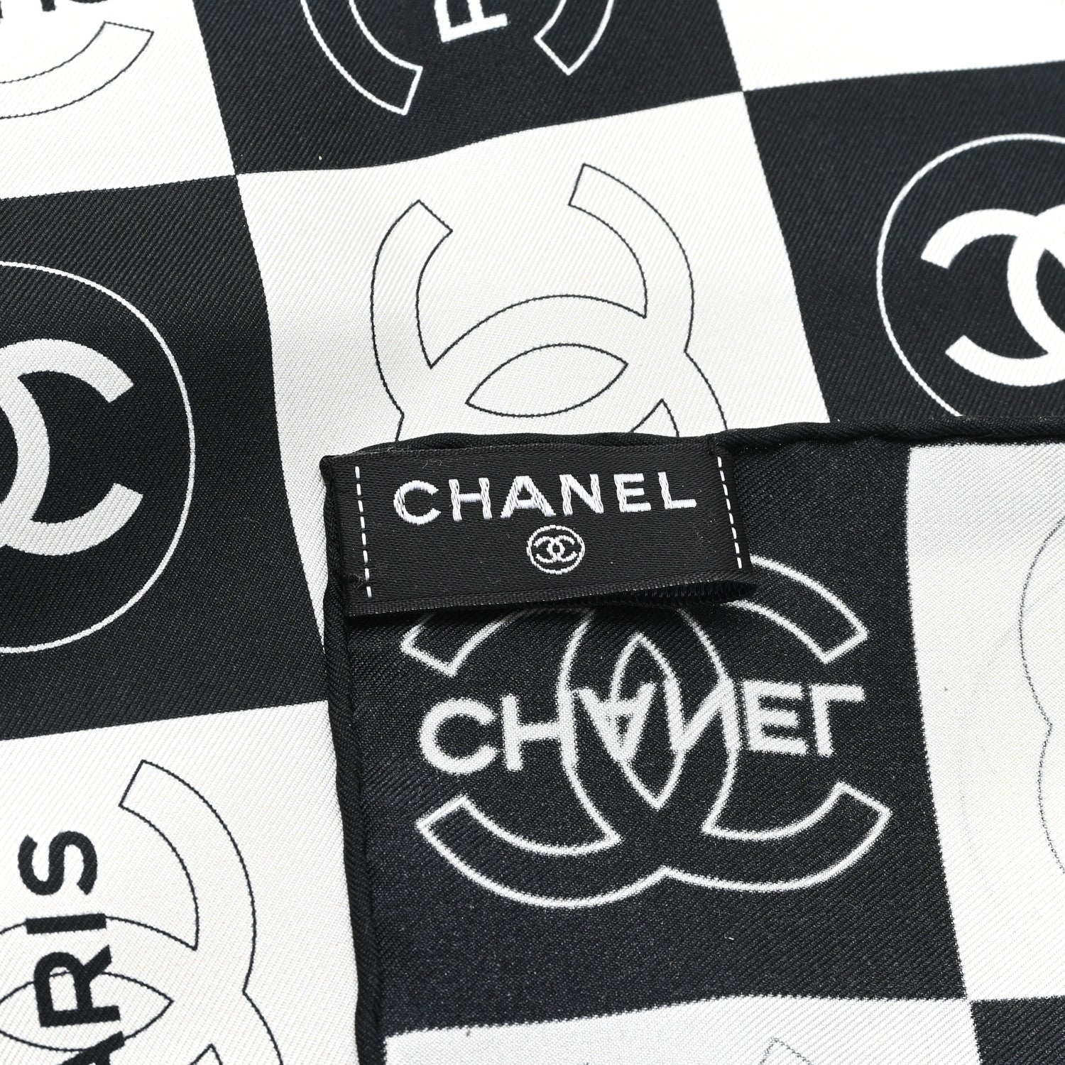 CHANEL ロゴスカーフ ホワイト・ブラック Chanel Silk CC Coco Checkered Square Scarf Black Ecru 1875882