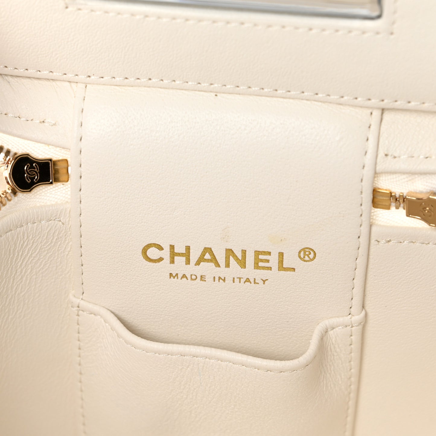 Caviar Quilted Small Top Handle Vanity Case With Chain White