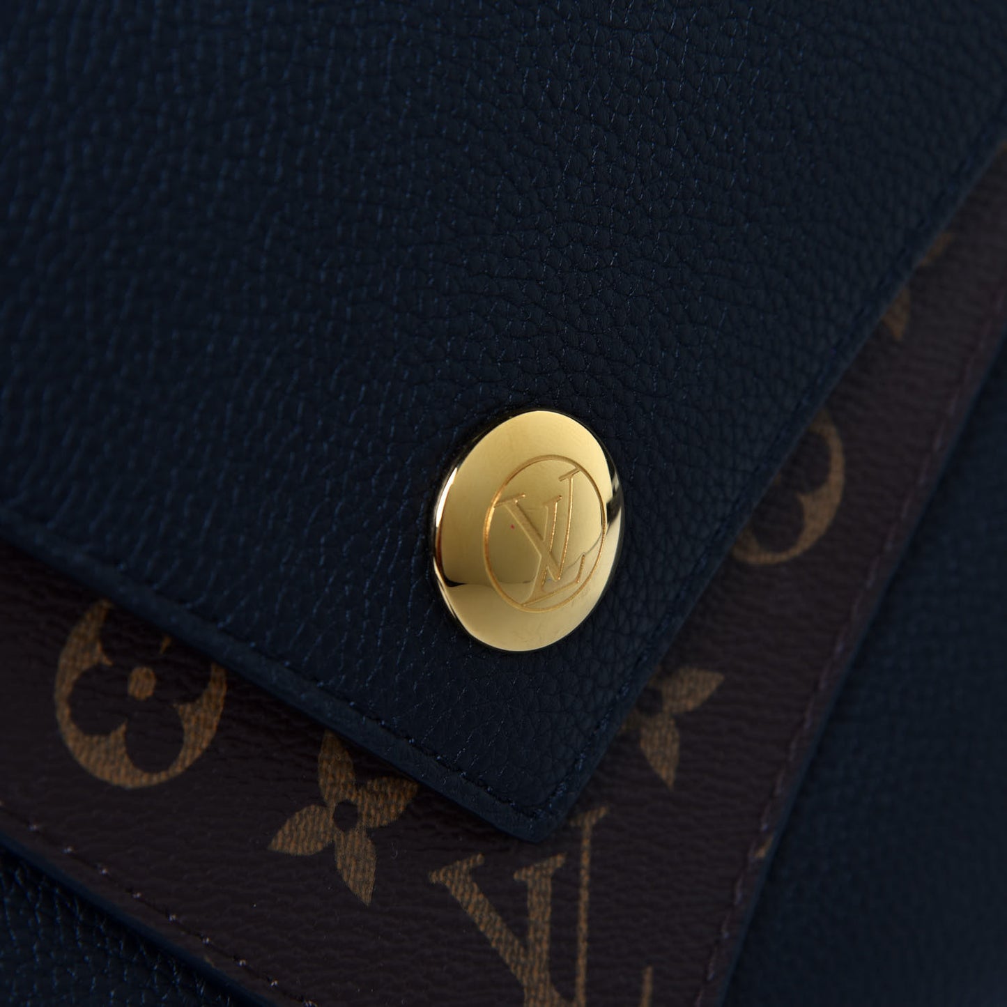 Monogram Double V Black