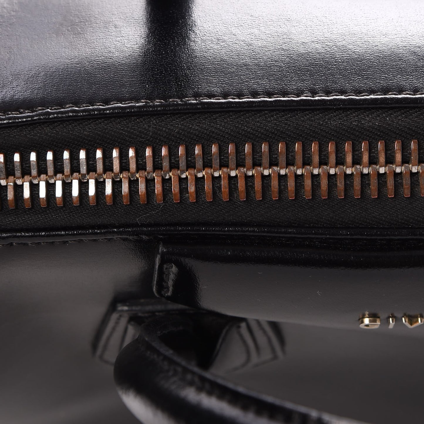 Shiny Lord Calfskin Medium Antigona Black