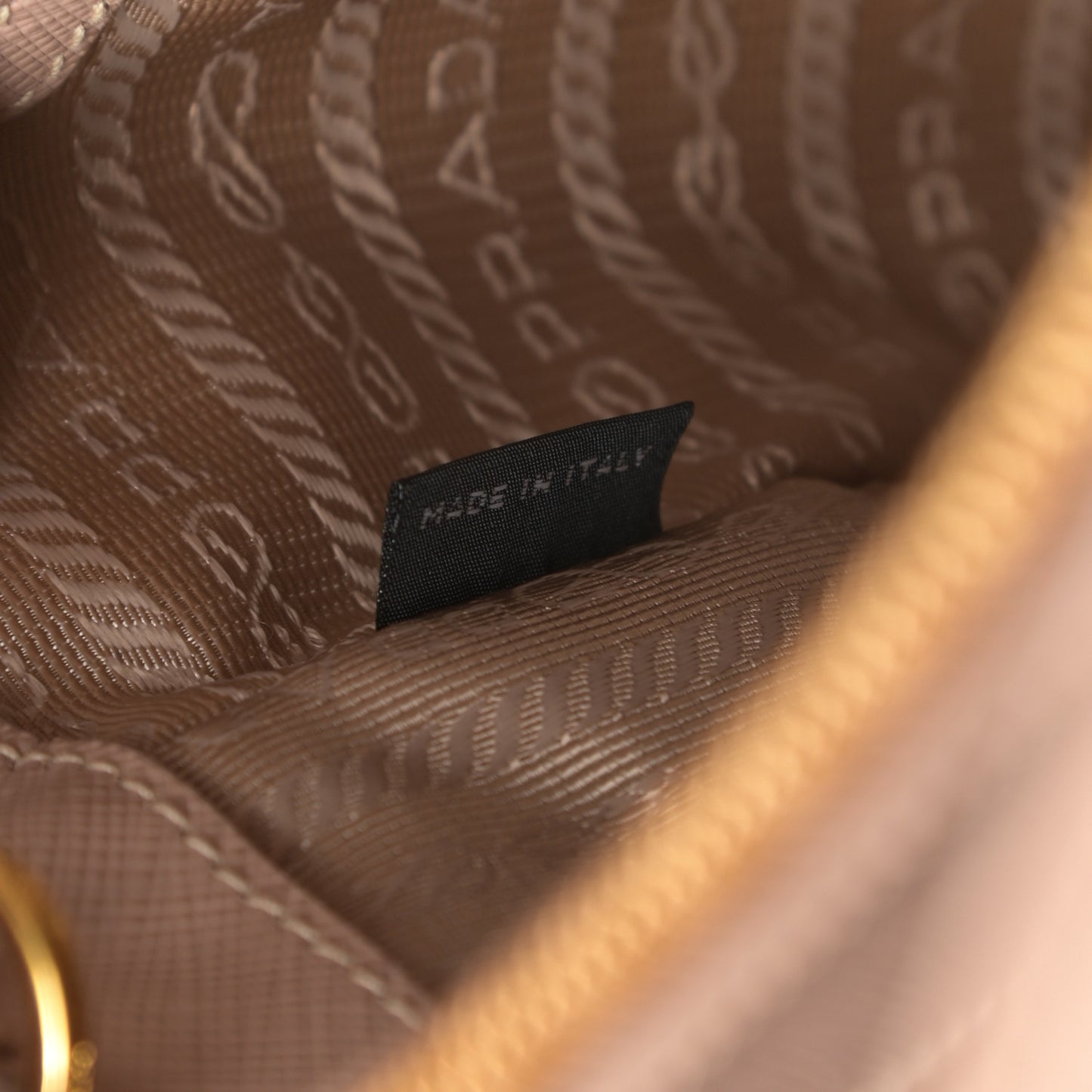 Saffiano Lux Medium Tote Cammeo