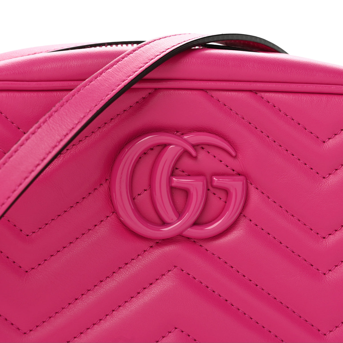 Calfskin Matelasse Monochrome Small GG Marmont Chain Shoulder Bag Classic Fuxia