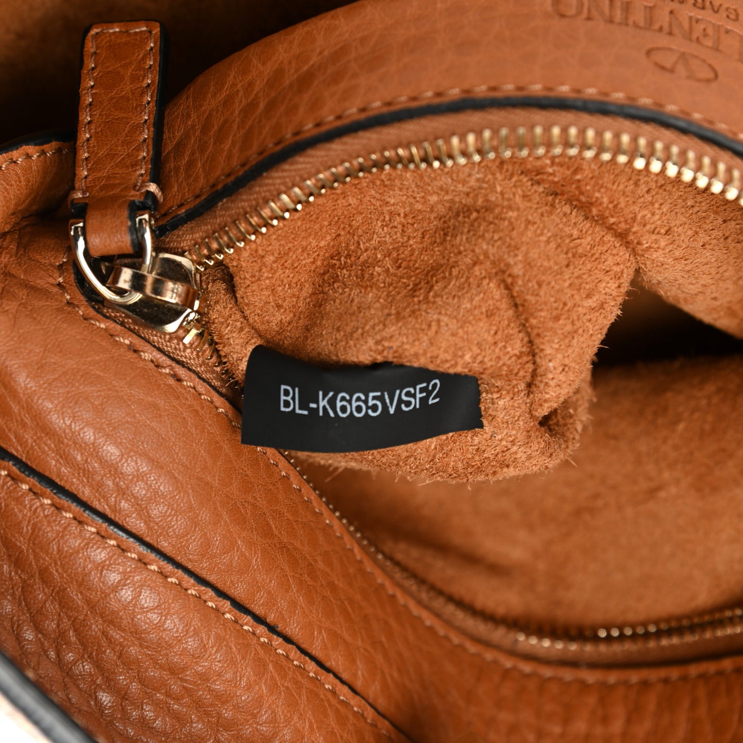 Pebbled Calfskin Large Rockstud Flip-Lock Messenger Bag Light Cuir