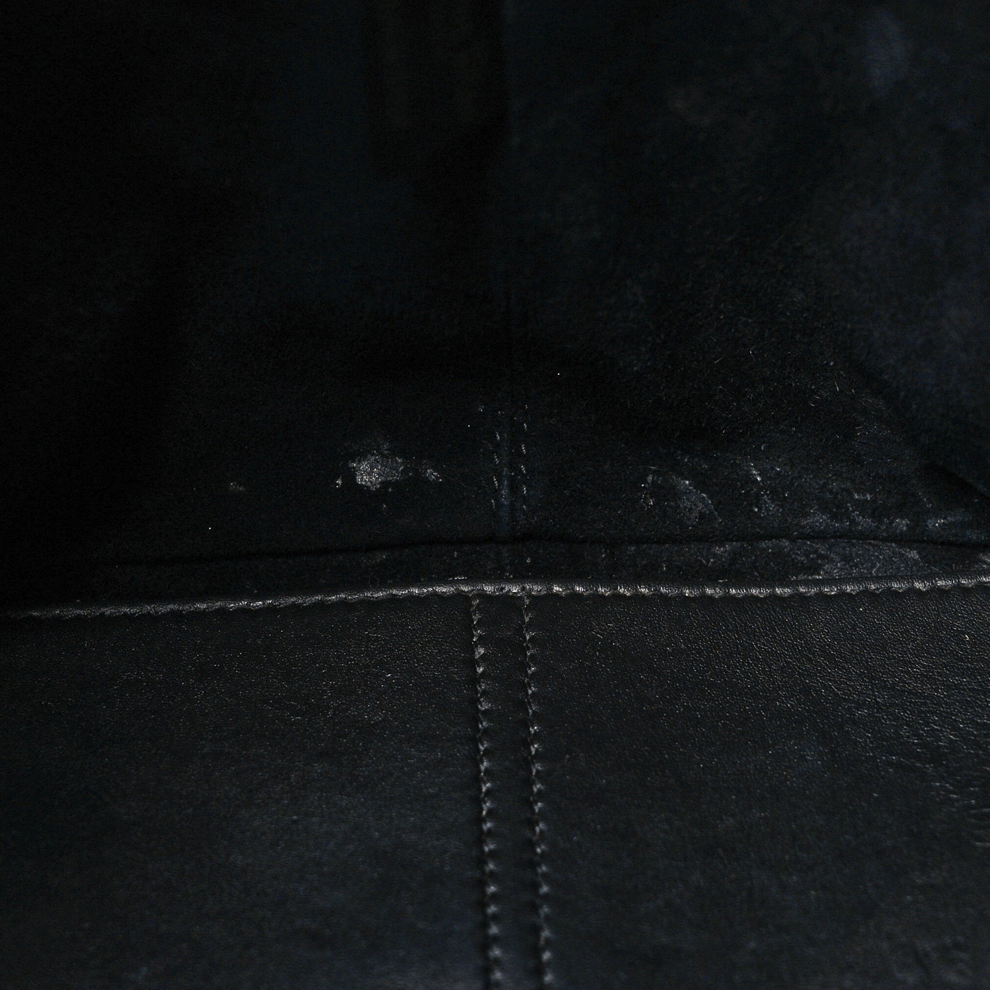 Calfskin Macrocannage Medium Toujours Black