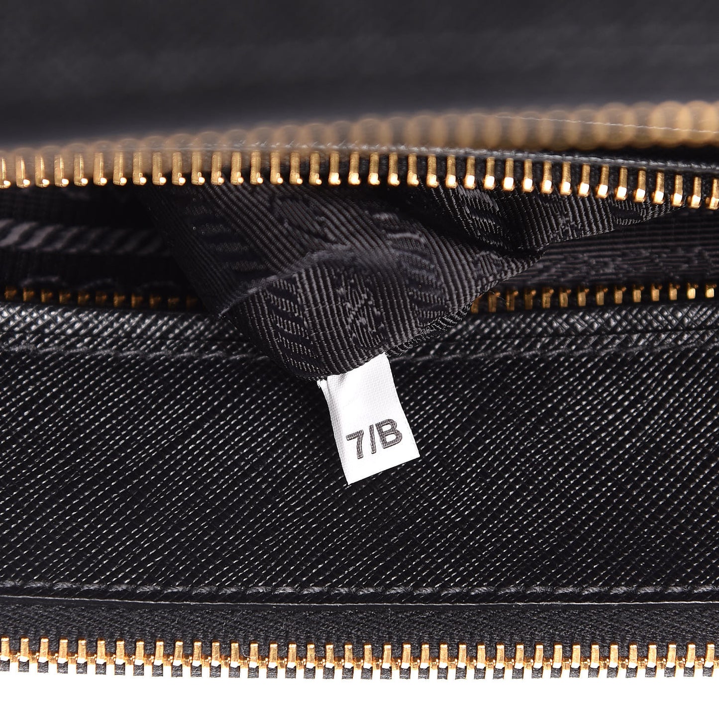 Saffiano Medium Galleria Double Zip Tote Black