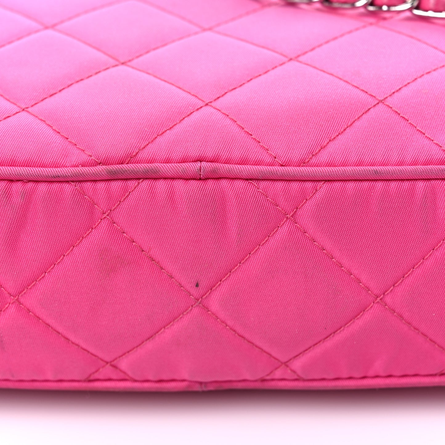 Nylon Tessuto Impuntu Quilted Chain Crossbody Fuxia