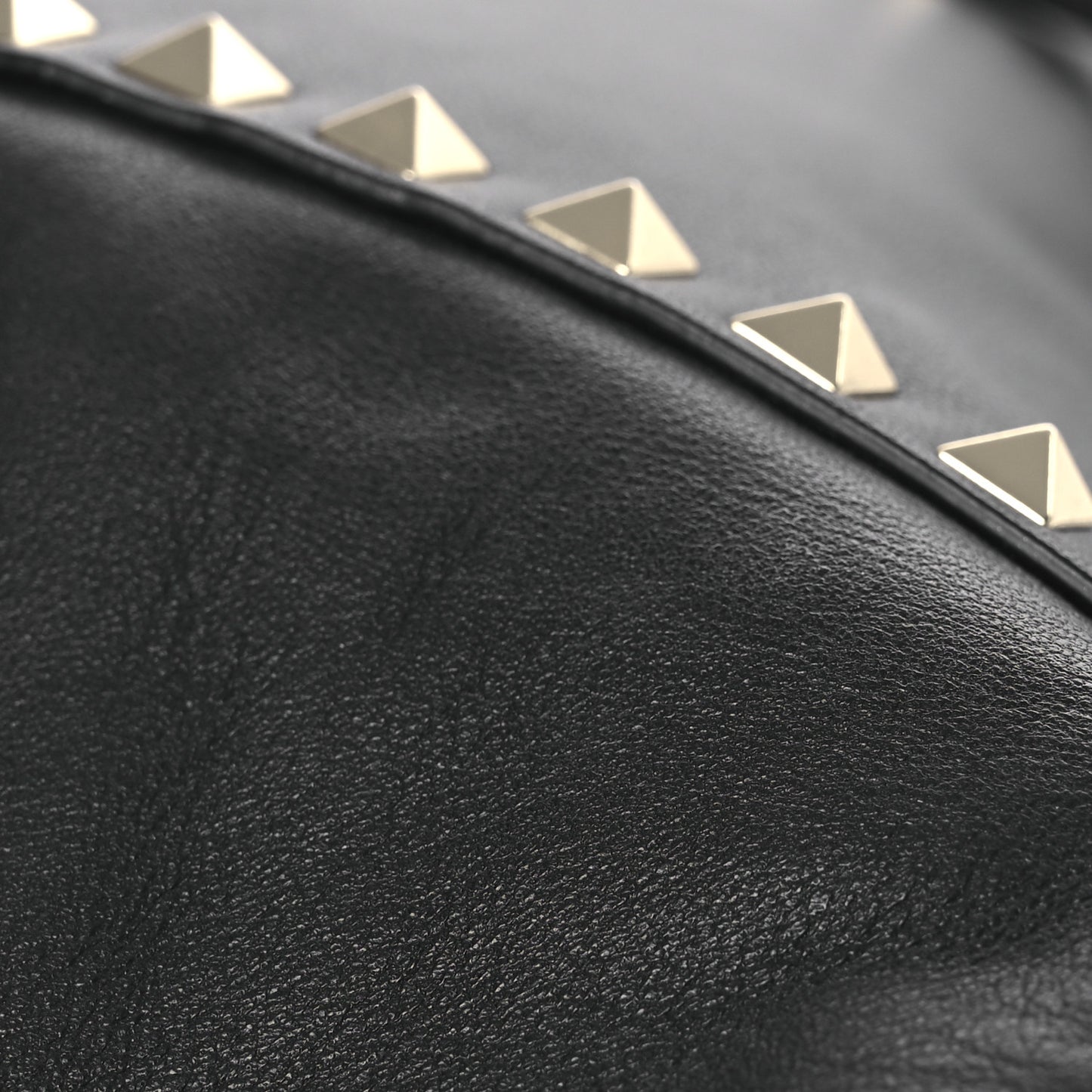 Vitello Medium Rockstud Tote Black