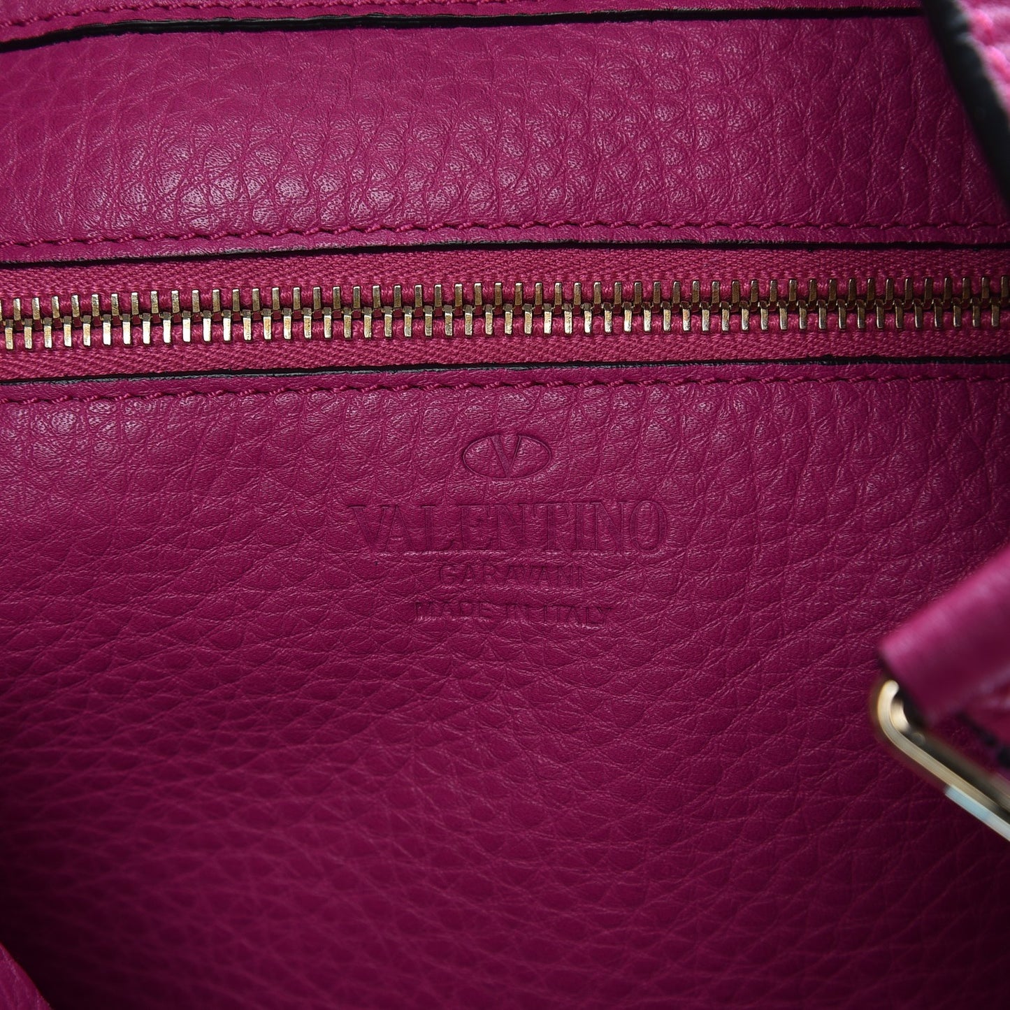 Pebbled Calfskin Small Rockstud Flip-Lock Messenger Bag Fuxia