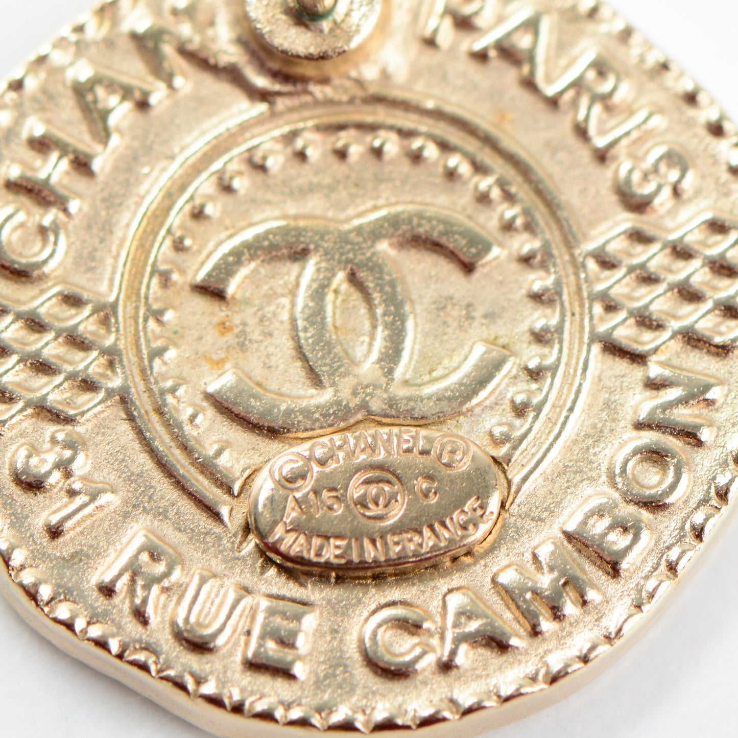 Medallion CC Earrings Gold