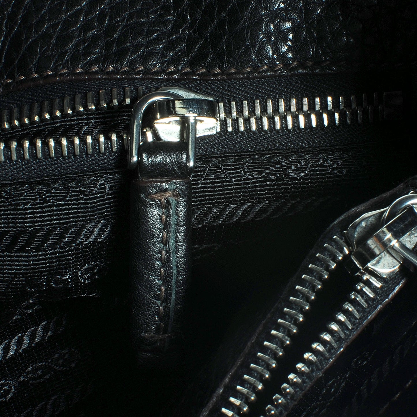 Vitello Daino Logo Shoulder Bag Black