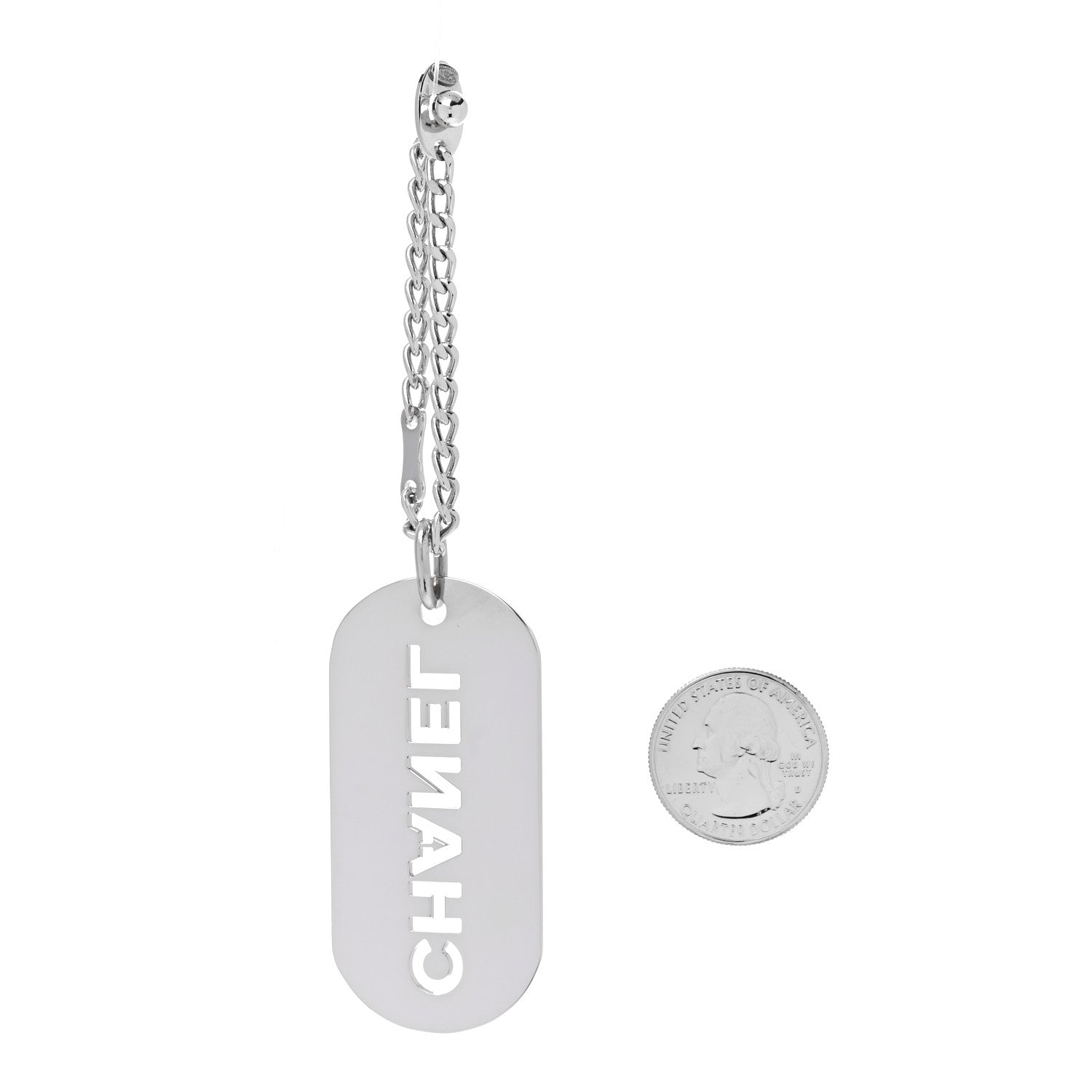 CHANEL ロゴ入りメダルキーホルダー Chanel Metal Logo Dog Tag Key Ring Silver 1830284 – FASHIONPHILE