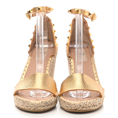 Valentino Garavani Metallic Pebbled Calfskin Rockstud Ankle Strap Espadrille 15/105mm Wedge Sandals 35 Antique Brass Natural 2 of 11