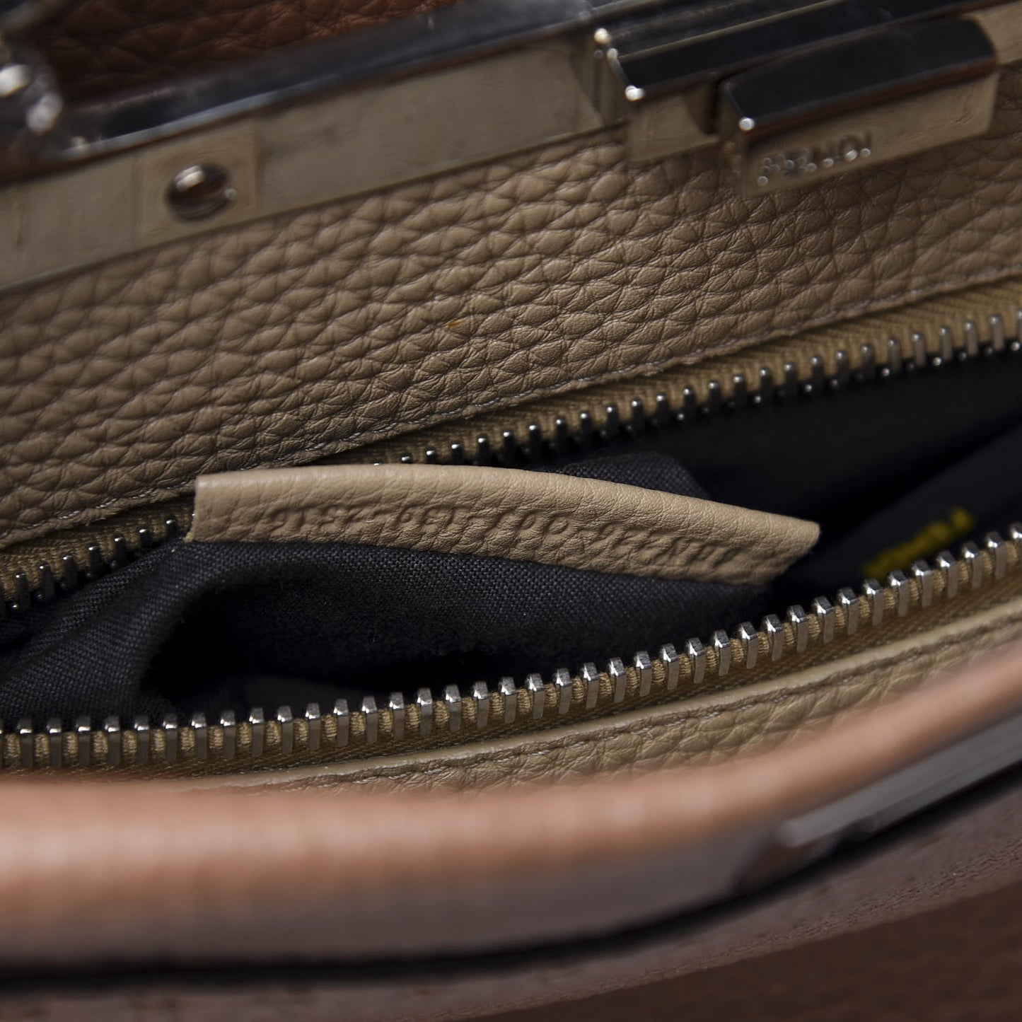 Cuoio Romano Selleria Bi-Color Medium Peekaboo Iconic Satchel Mou Deserto