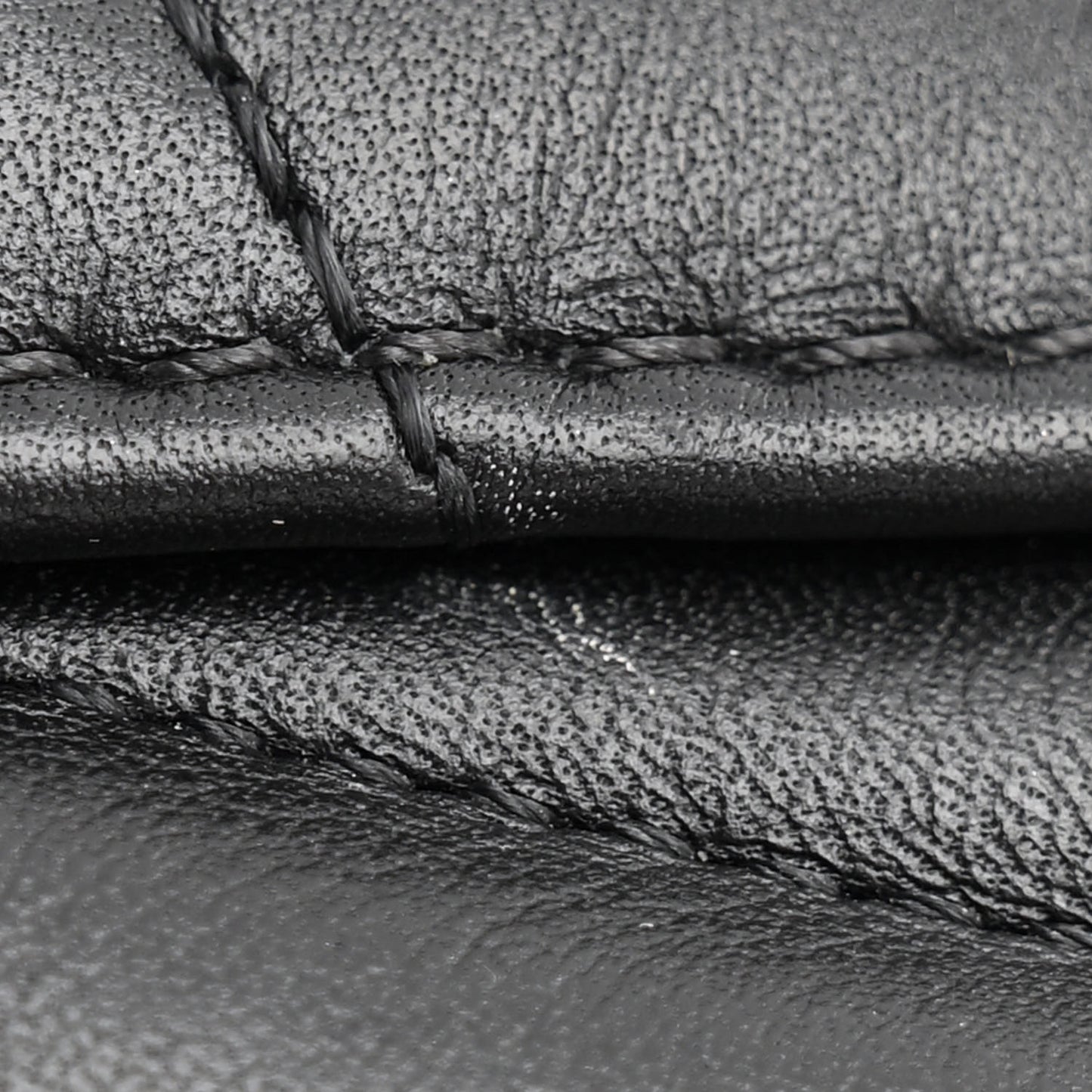 Calfskin New Wave Chain PM Black