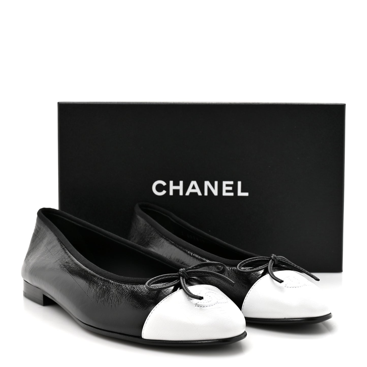Crumpled Shiny Lambskin CC Cap Toe Ballerina Flats 40 Black White