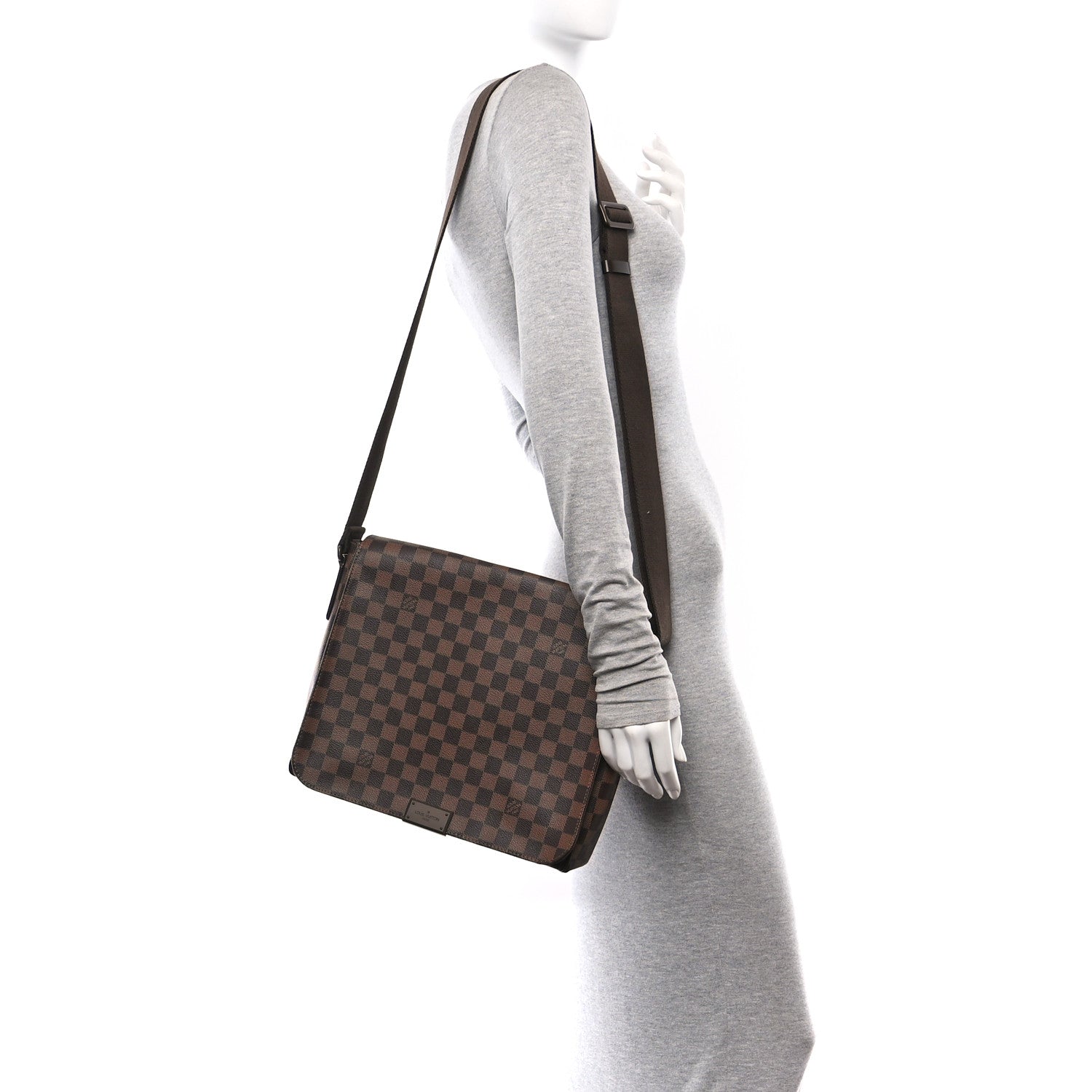 Louis Vuitton Damier Ebene District MM 2 of 9