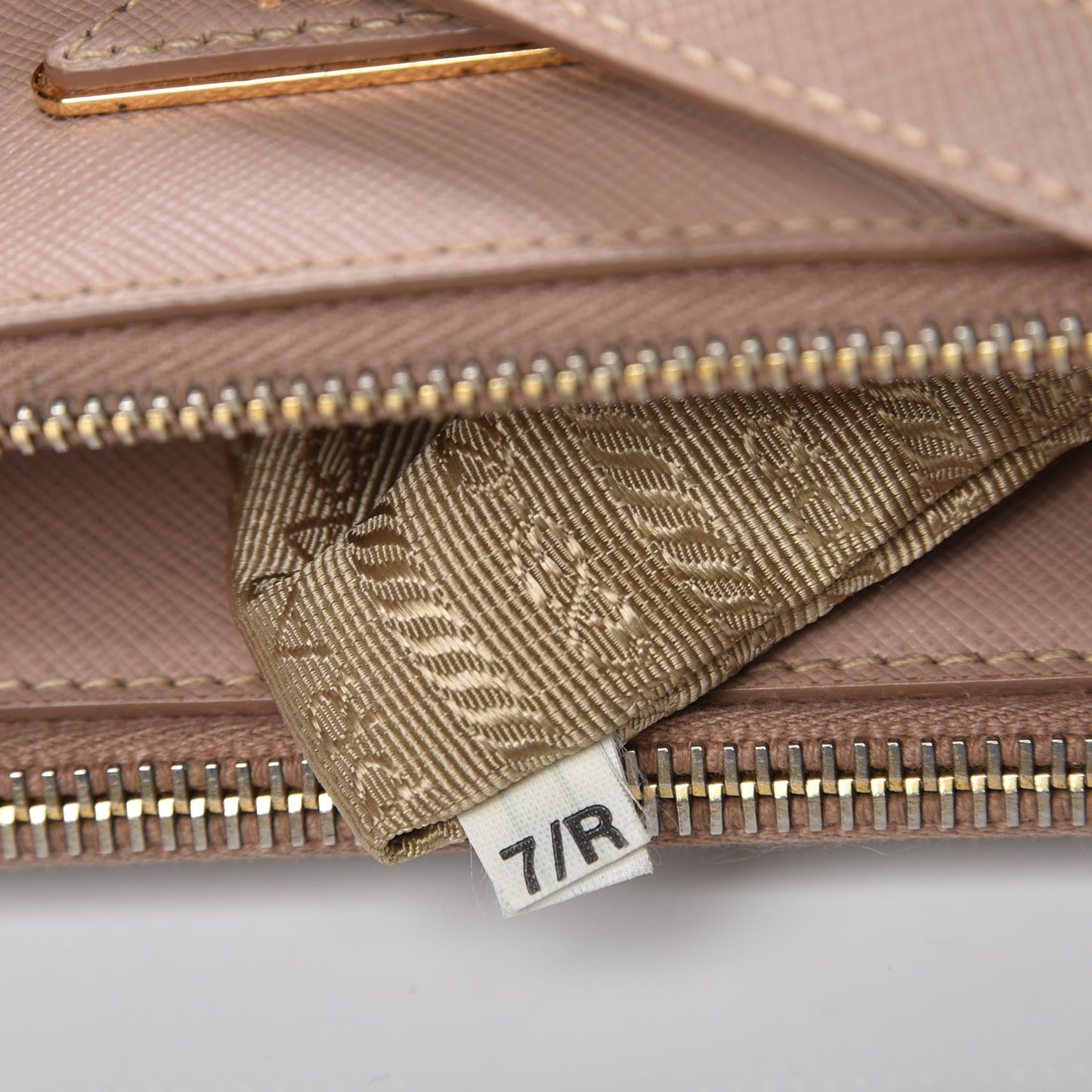 Saffiano Medium Galleria Double Zip Tote Cammeo