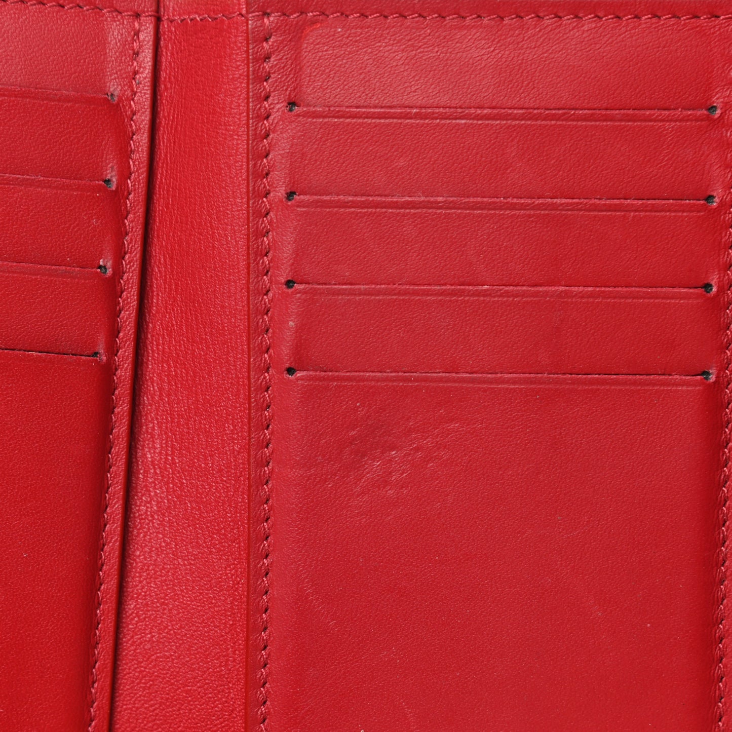 Taurillon Capucines Compact Wallet Rubis