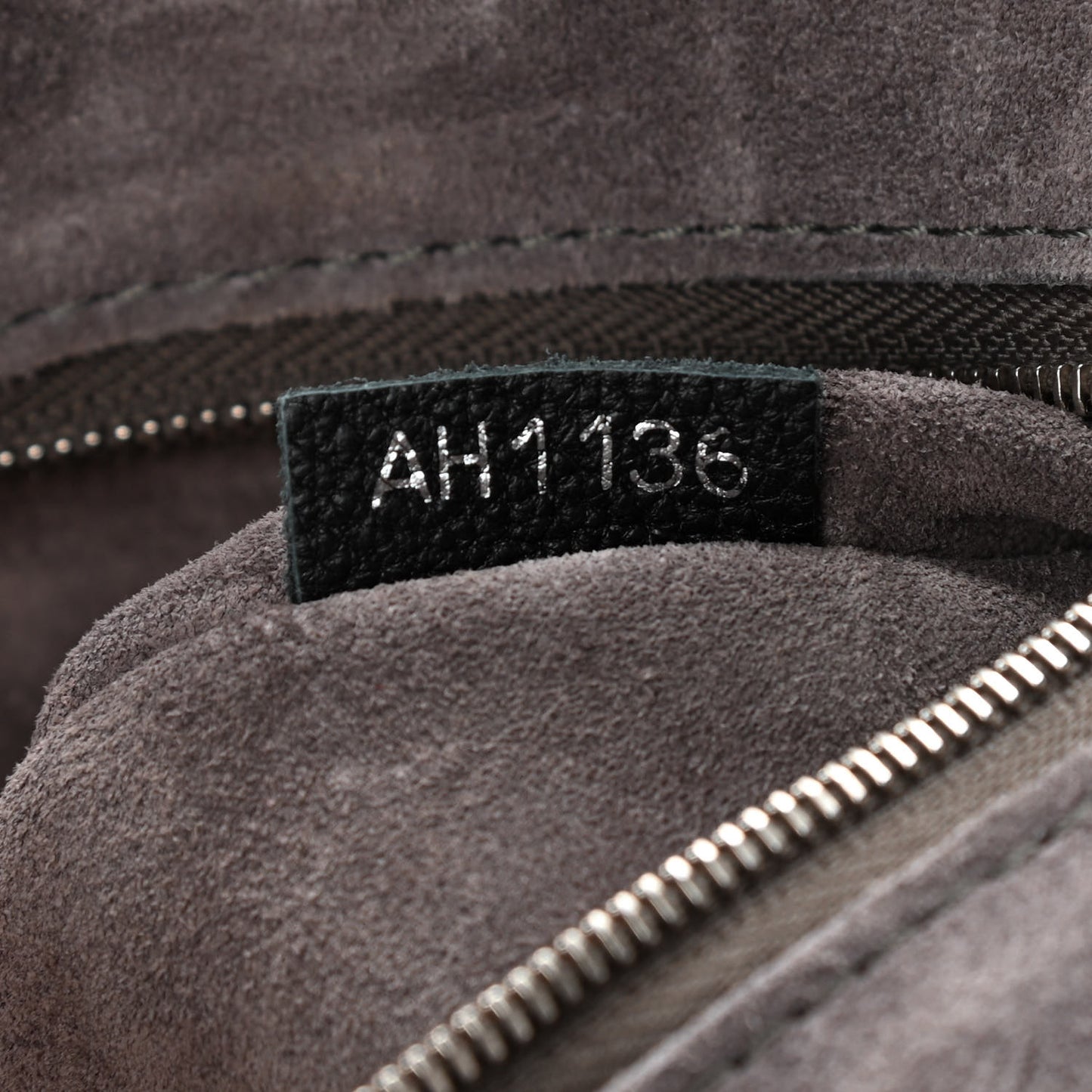 Veau Cachemire Soft Lockit MM Black