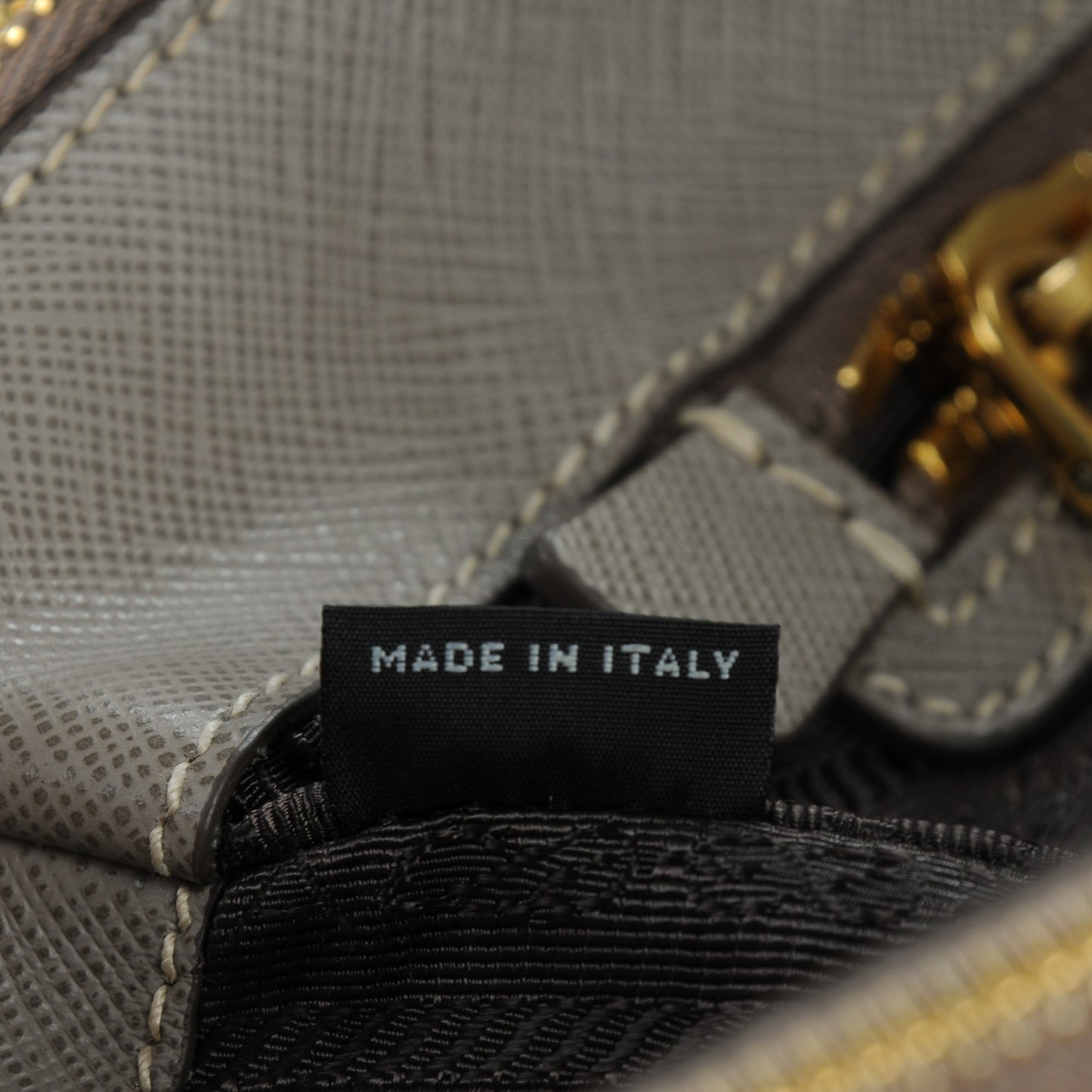 Saffiano Medium Galleria Double Zip Tote Argilla