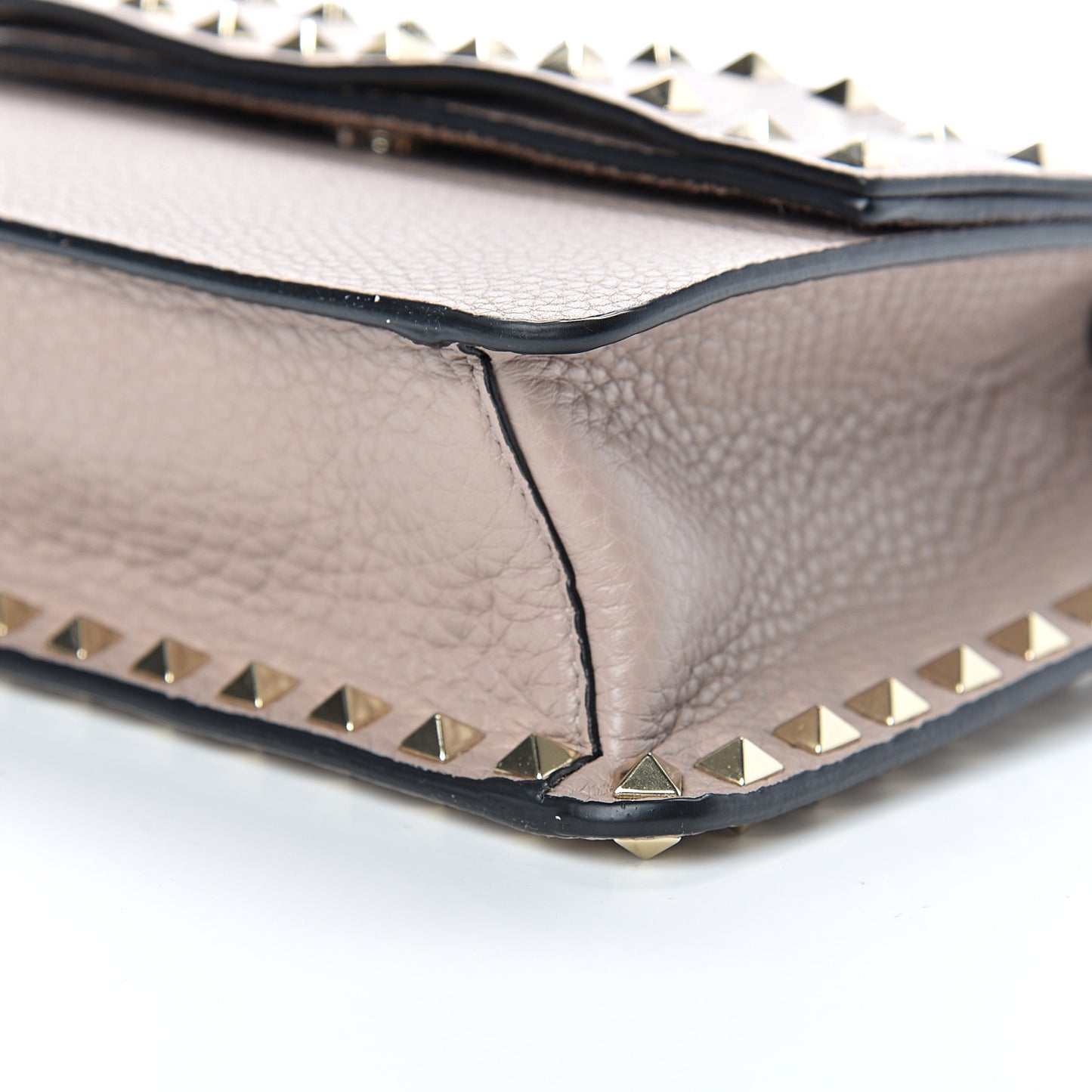 Pebbled Calfskin Rockstud Side Slip Crossbody Poudre
