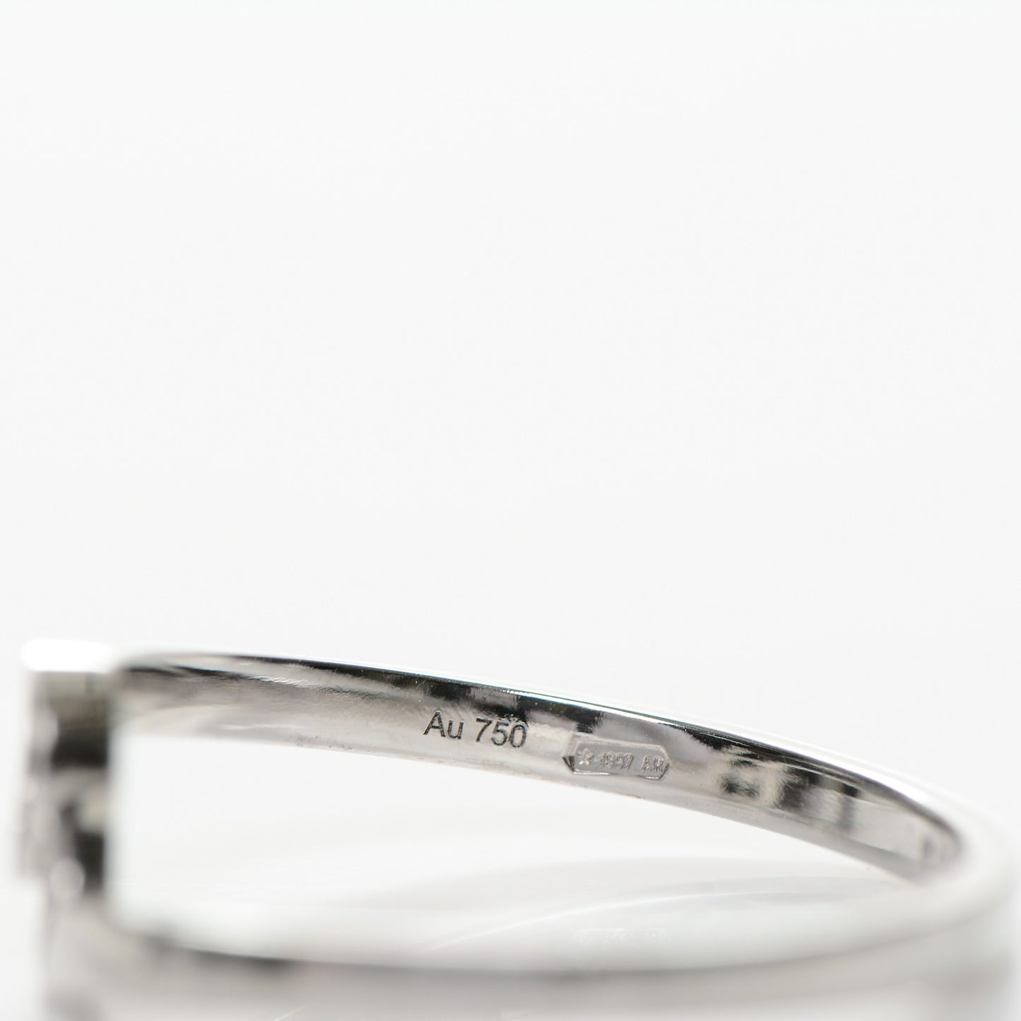 18K White Gold Running G Ring 7.5